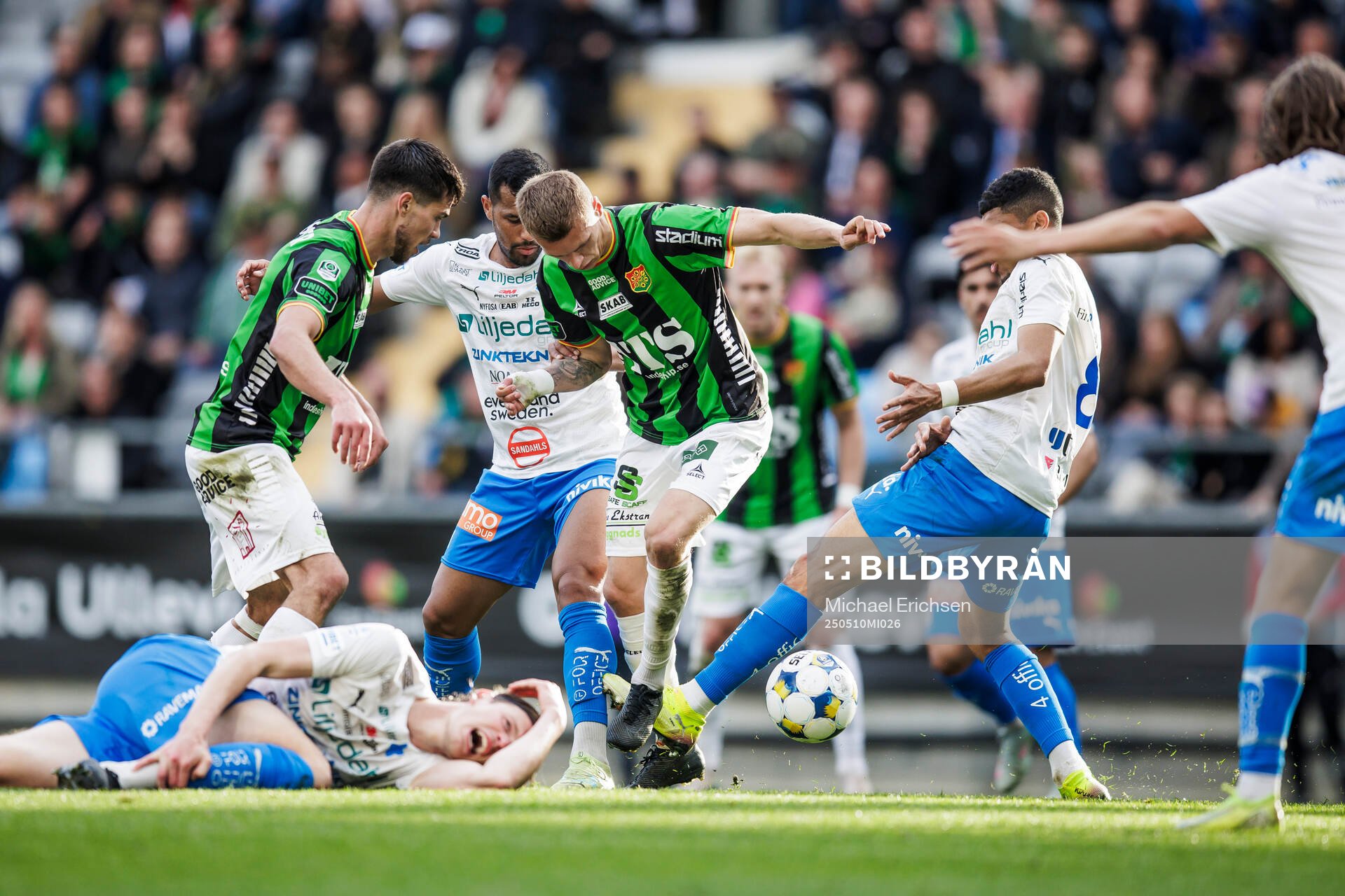Värnamos Wenderson Oliveira do Nascimento och Luke Le Roux och GAIS Lucas Hedlund under fotbollsmatchen i Allsvenskan mellan GAIS och Värnamo den 10 maj 2025 i Göteborg.