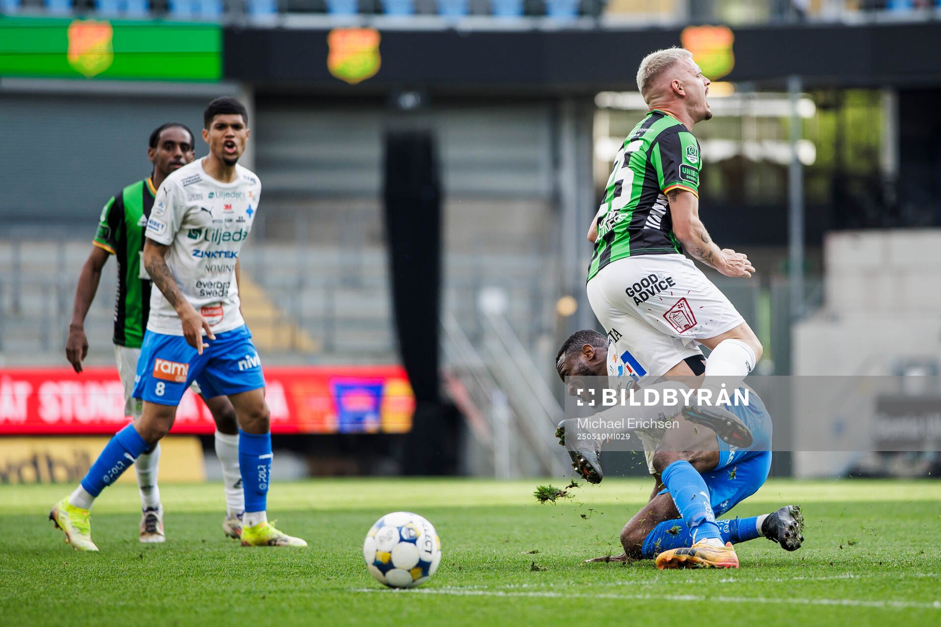 Värnamos Johnbosco Samuel Kalu och GAIS Jonas Lindberg under fotbollsmatchen i Allsvenskan mellan GAIS och Värnamo den 10 maj 2025 i Göteborg.