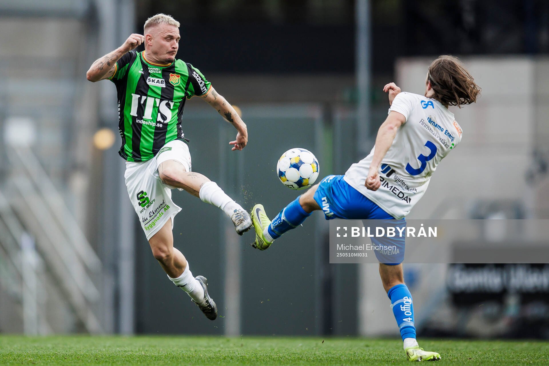 GAIS Jonas Lindberg och Värnamos Axel Björnström under fotbollsmatchen i Allsvenskan mellan GAIS och Värnamo den 10 maj 2025 i Göteborg. 