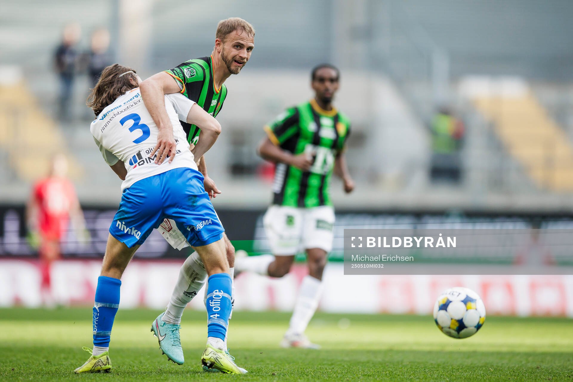 Värnamos Axel Björnström och GAIS Gustav Lundgren under fotbollsmatchen i Allsvenskan mellan GAIS och Värnamo den 10 maj 2025 i Göteborg. 