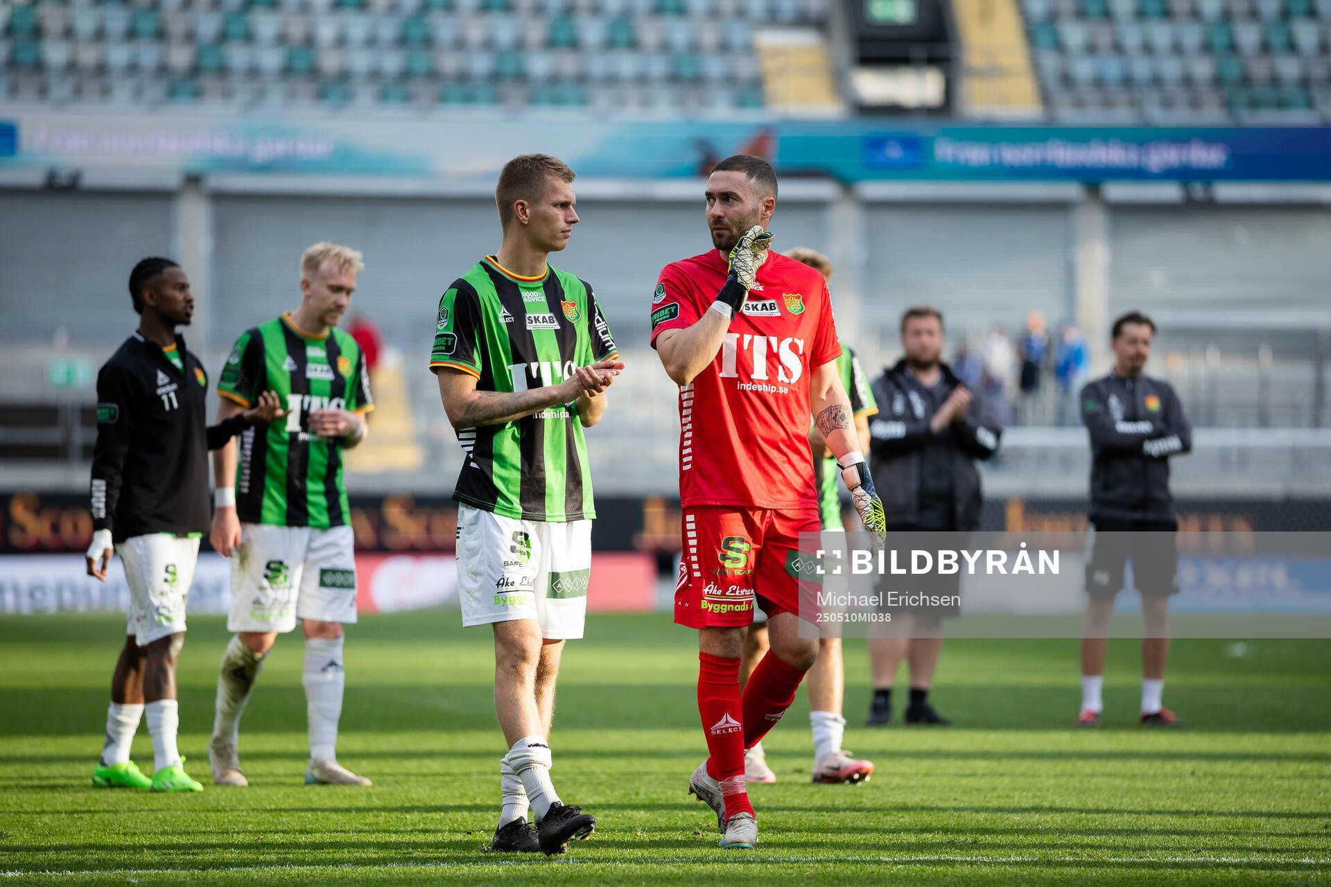 GAIS Lucas Hedlund och målvakt Mergim Krasniqi efter fotbollsmatchen i Allsvenskan mellan GAIS och Värnamo den 10 maj 2025 i Göteborg. 