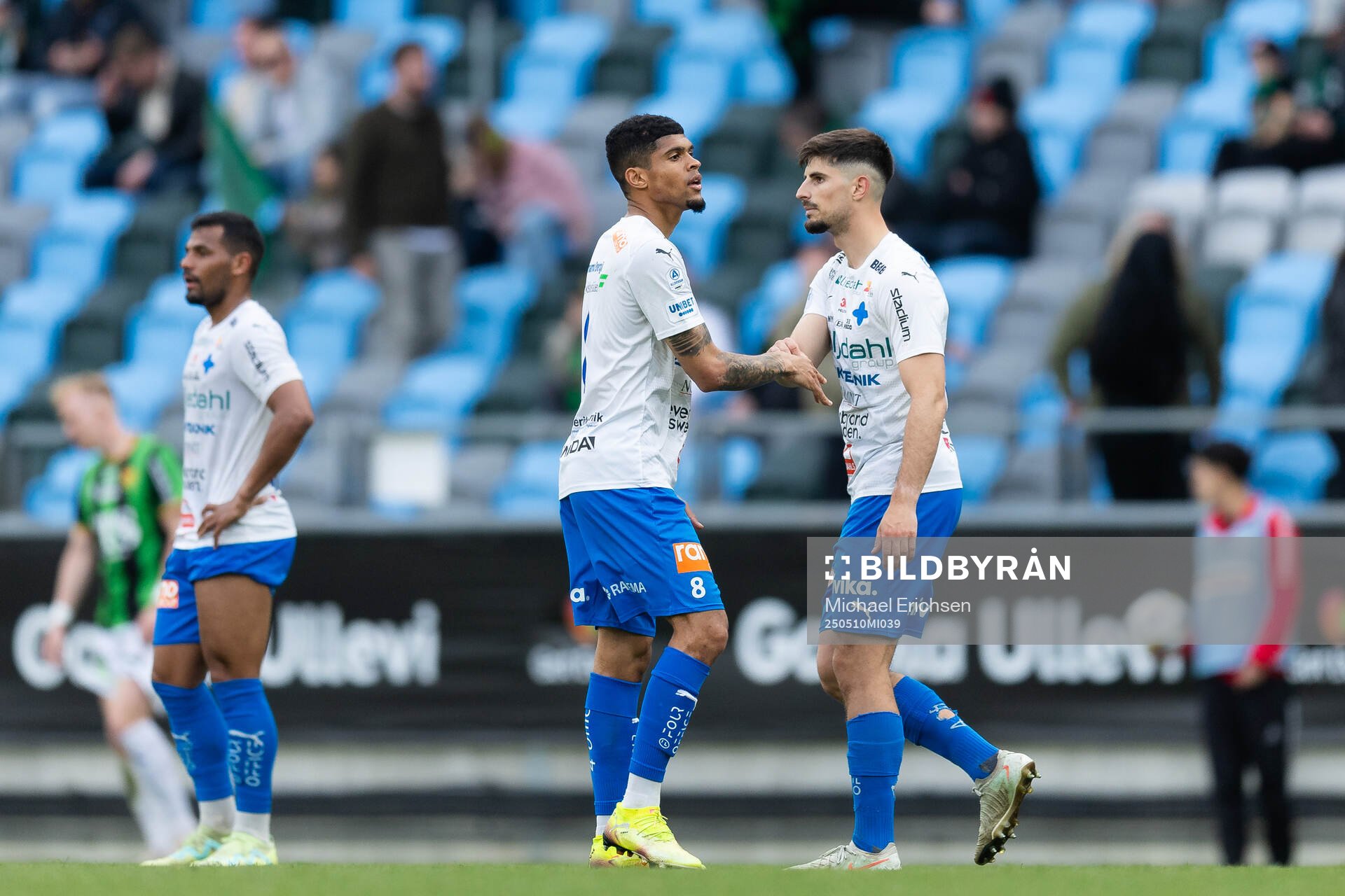 Värnamos Wenderson Oliveira do Nascimento och Emin Grozdanic efter fotbollsmatchen i Allsvenskan mellan GAIS och Värnamo den 10 maj 2025 i Göteborg.