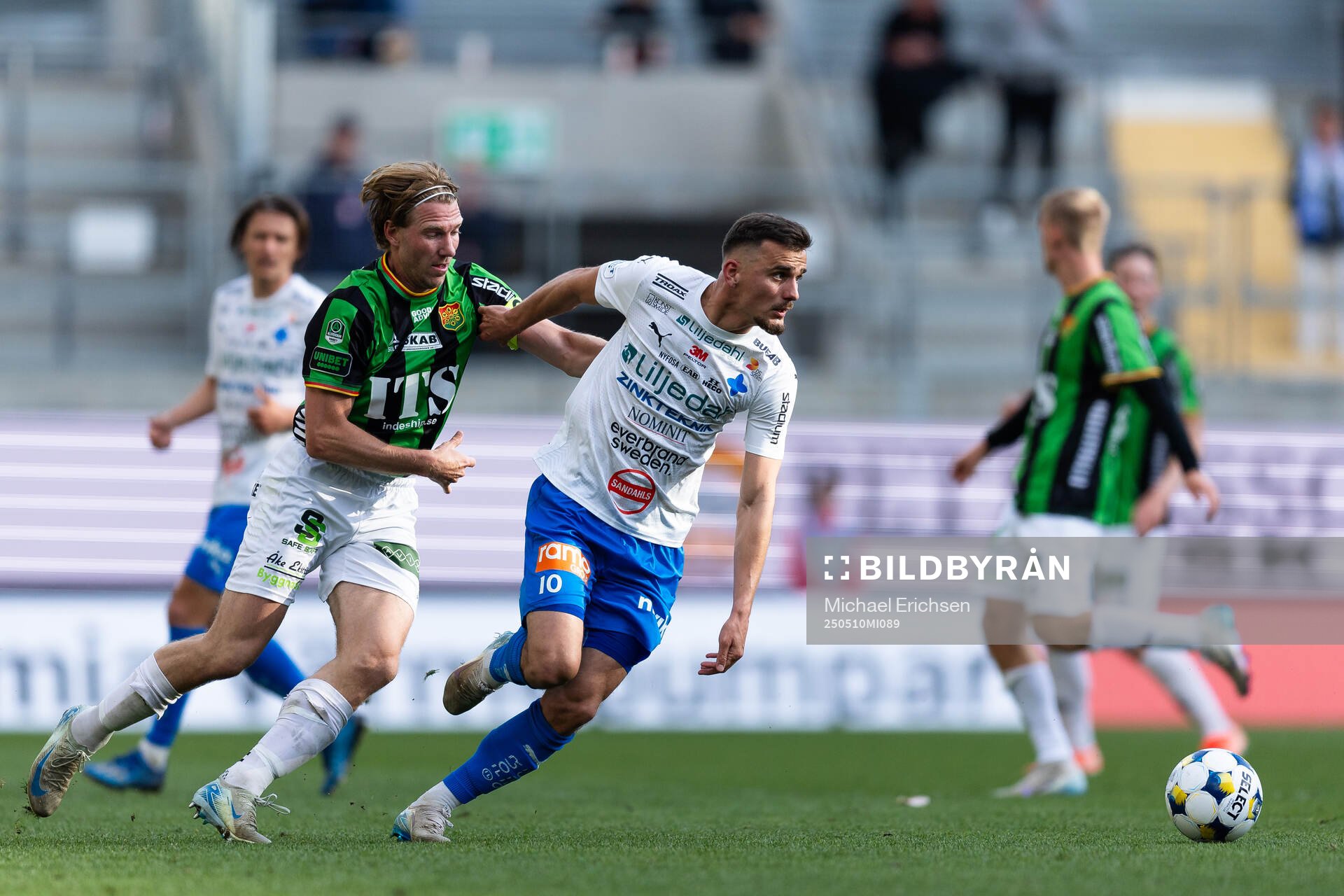GAIS August Wängberg och Värnamos Ajdin Zeljkovic under fotbollsmatchen i Allsvenskan mellan GAIS och Värnamo den 10 maj 2025 i Göteborg. 