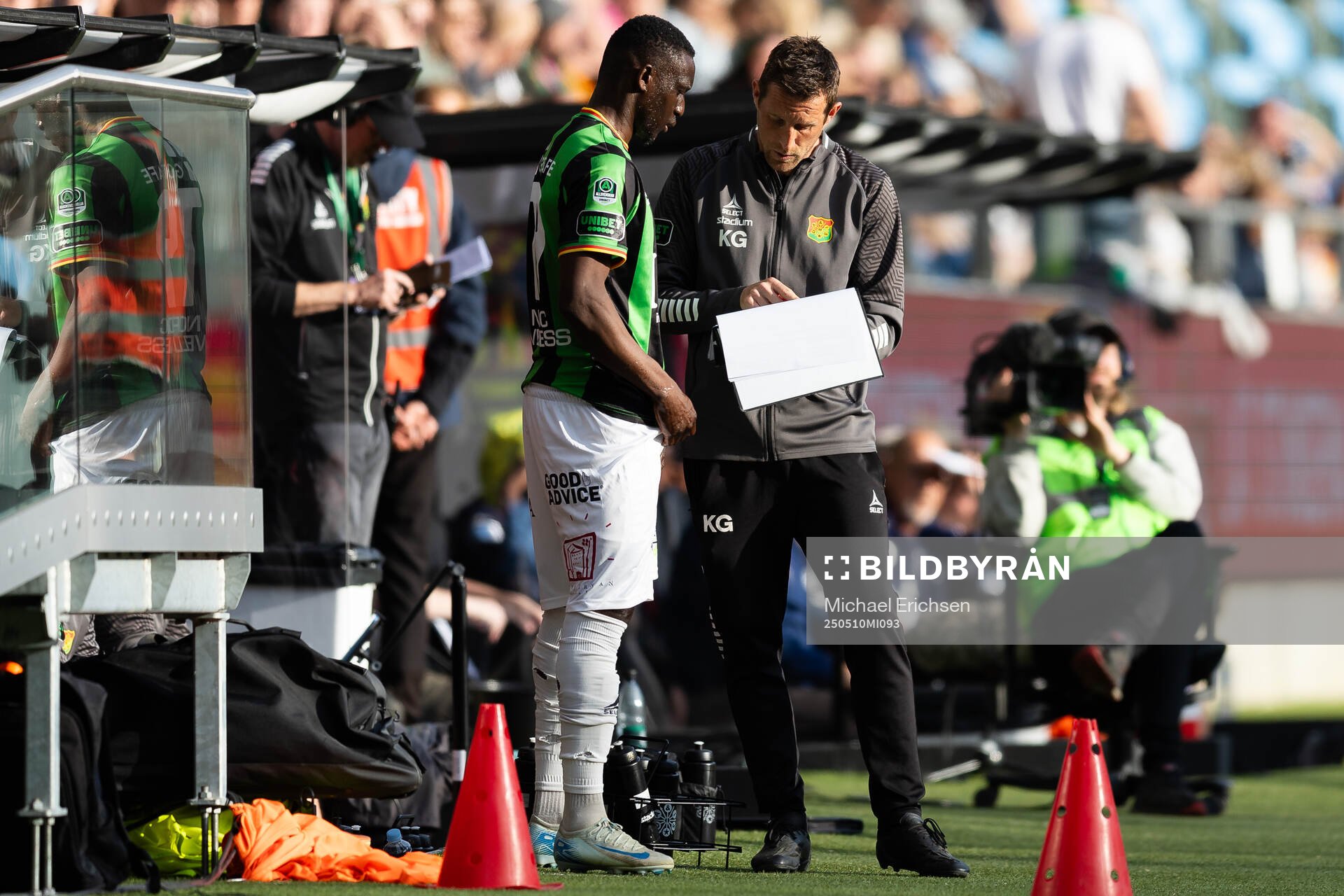 GAIS Ibrahim Diabate och assisterande tränare Kenneth Gustafsson under fotbollsmatchen i Allsvenskan mellan GAIS och Värnamo den 10 maj 2025 i Göteborg.