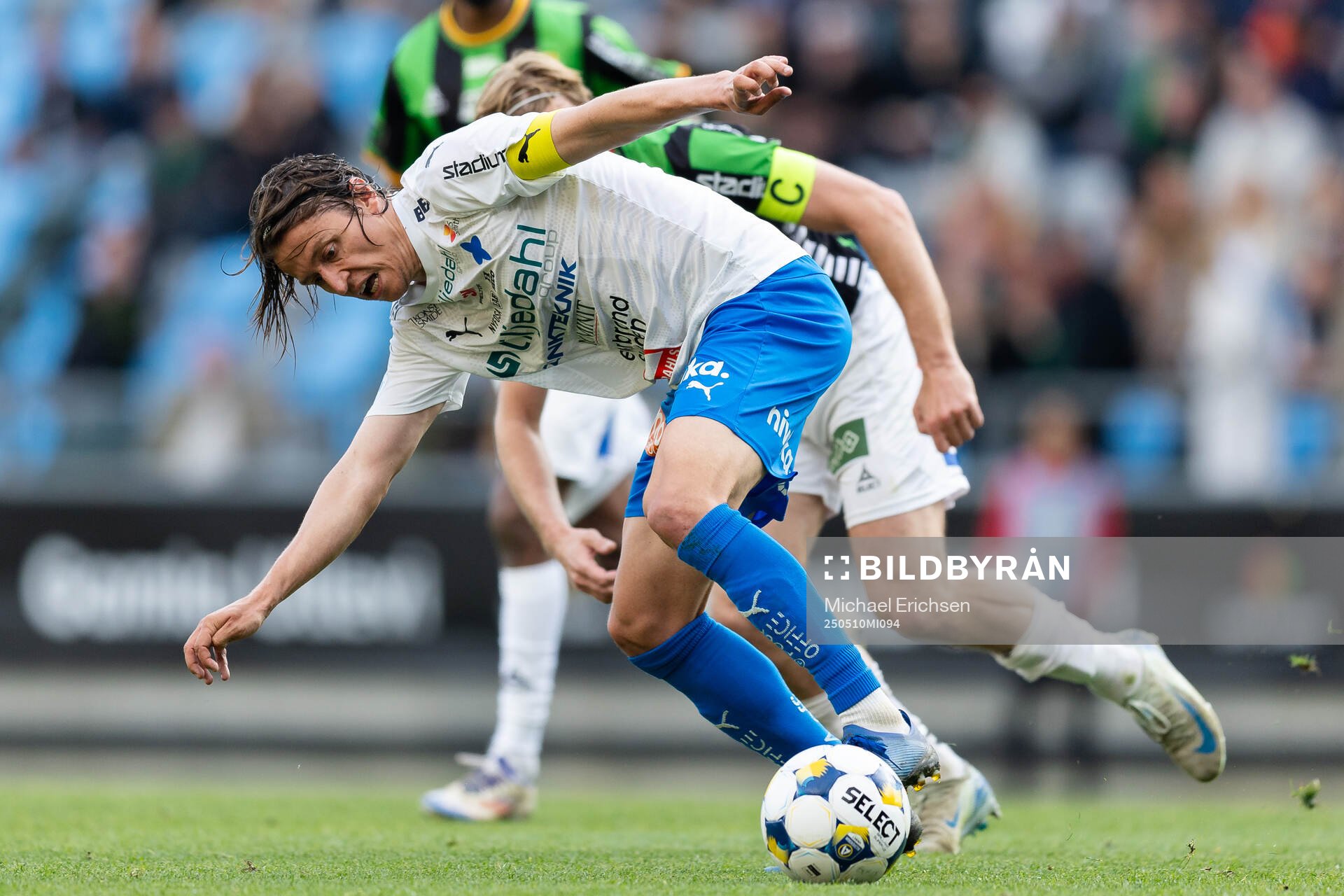 Värnamos Simon Thern under fotbollsmatchen i Allsvenskan mellan GAIS och Värnamo den 10 maj 2025 i Göteborg. 