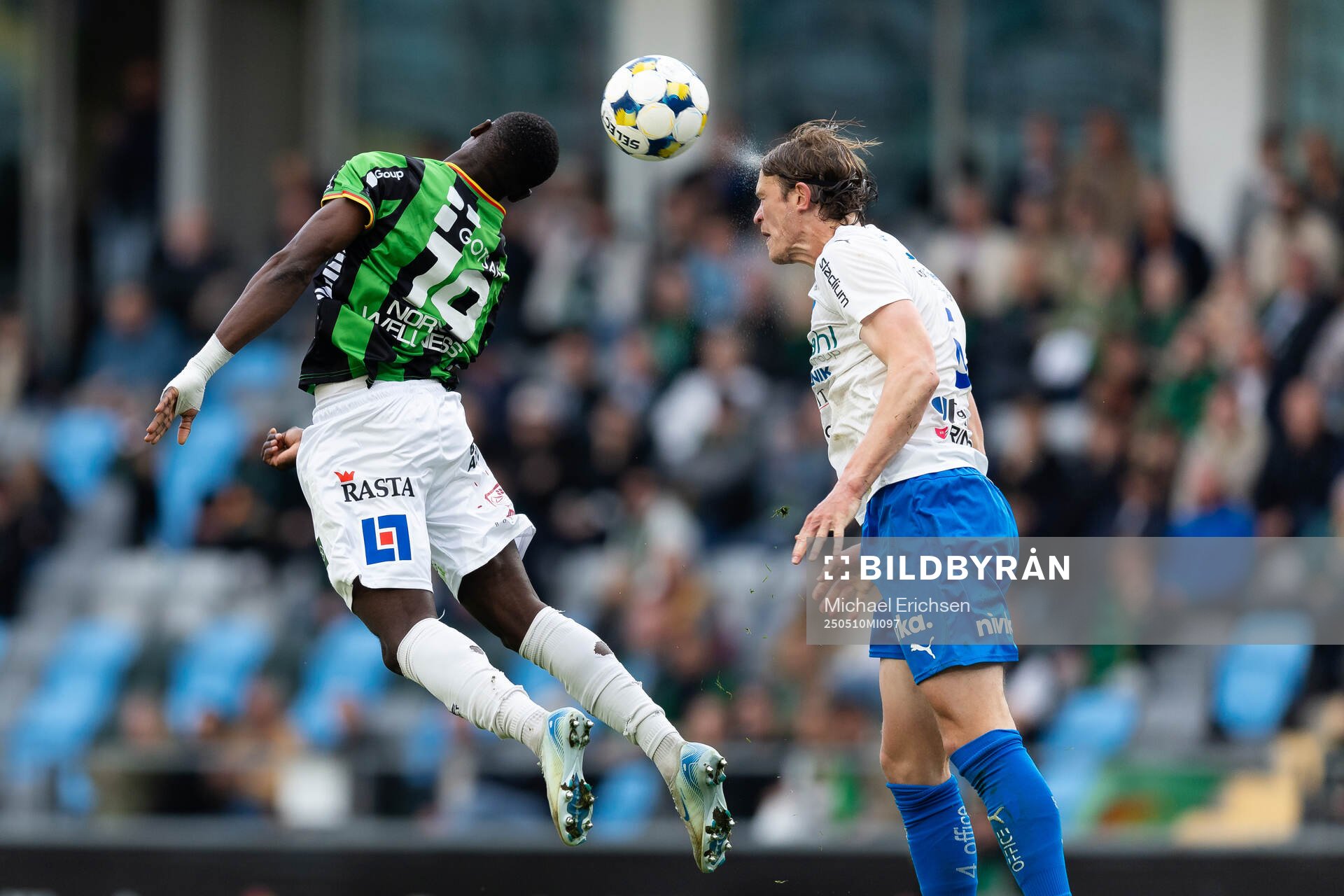 GAIS Ibrahim Diabate och Värnamos Hugo Andersson under fotbollsmatchen i Allsvenskan mellan GAIS och Värnamo den 10 maj 2025 i Göteborg. 