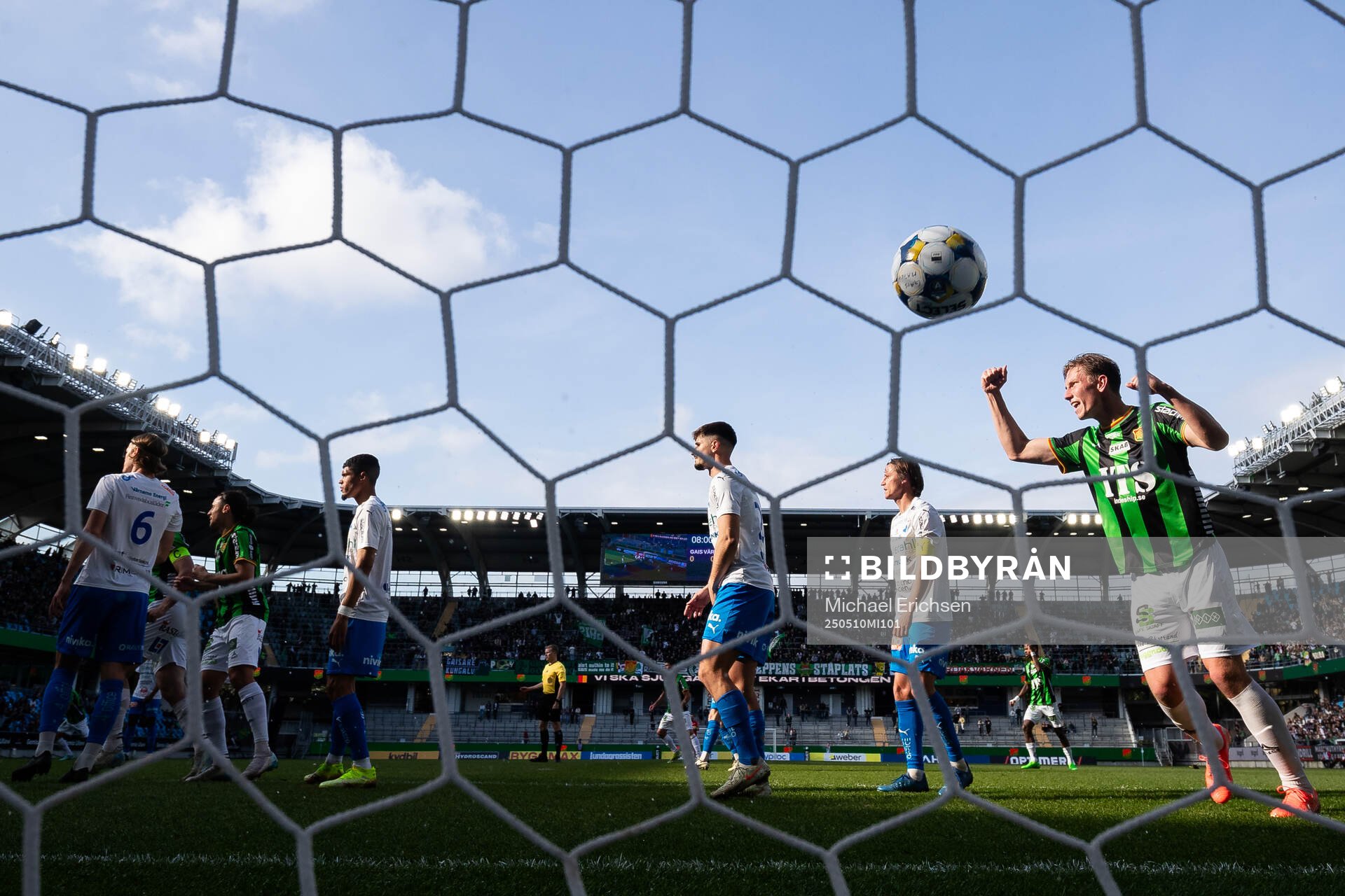 GAIS Robin Frej jublar efter att Oskar Ågren (ej i bild) nickat in 1-0 under fotbollsmatchen i Allsvenskan mellan GAIS och Värnamo den 10 maj 2025 i Göteborg.