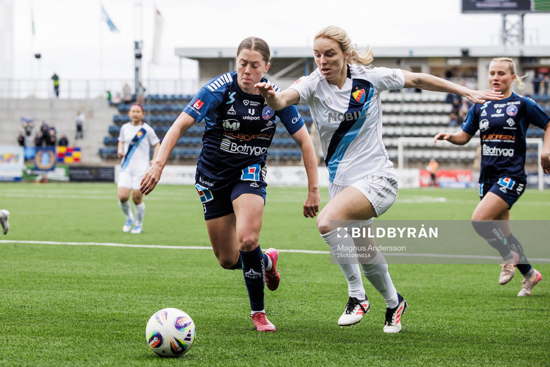 Linköpings Polly Doran och Djurgårdens Mimmi Larsson under fotbollsmatchen i Damallsvenskan mellan Linköping och Djurgården den 10 maj 2025 i Linköping.
