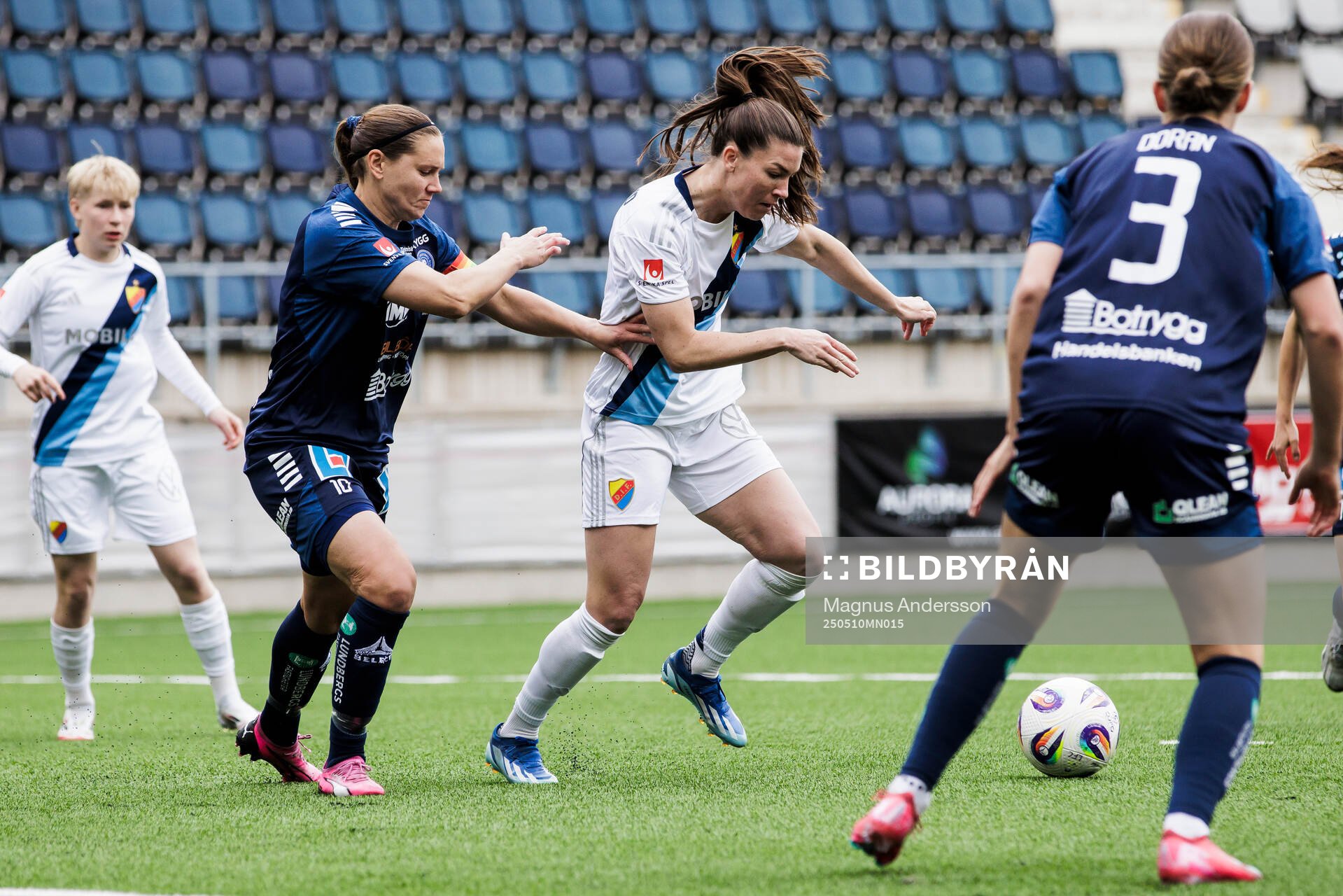 Linköpings Emma Lennartsson och Djurgårdens Pauline