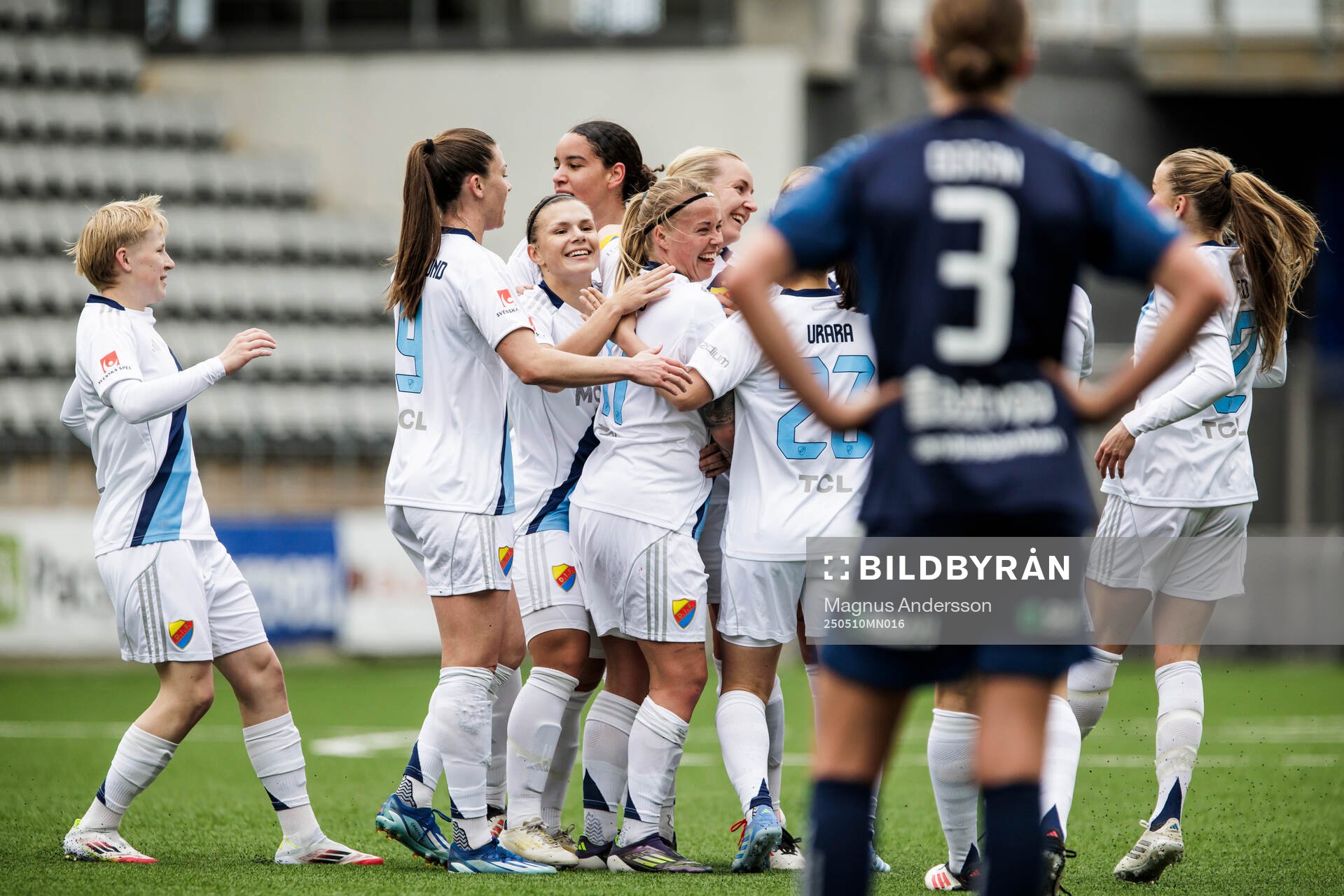 Djurgårdens Therese Åsland jublar efter 0-1 under fotbollsmatchen i Damallsvenskan mellan Linköping och Djurgården den 10 maj 2025 i Linköping.