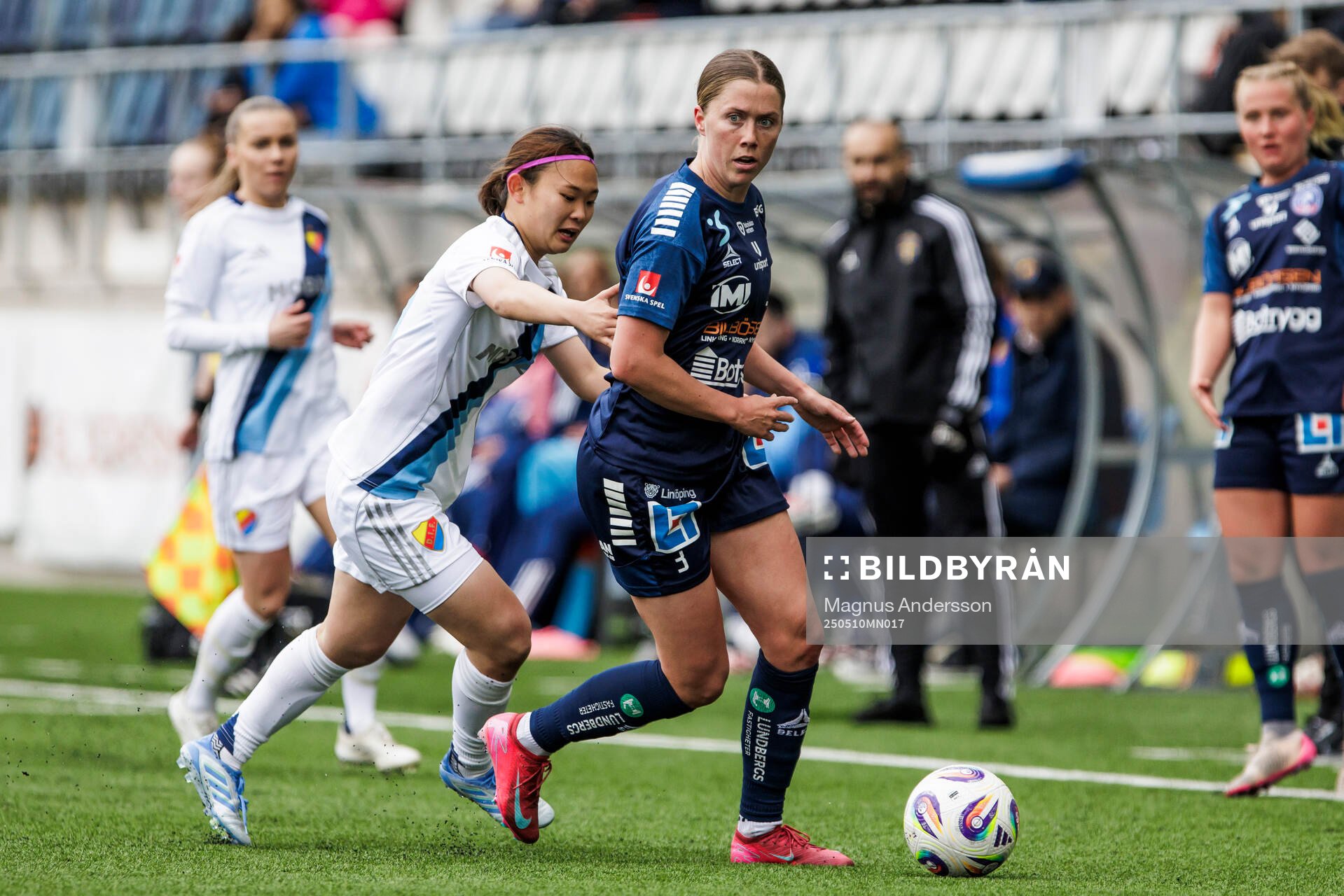 Djurgårdens Urara Watanabe och Linköpings Polly Doran under fotbollsmatchen i Damallsvenskan mellan Linköping och Djurgården den 10 maj 2025 i Linköping.