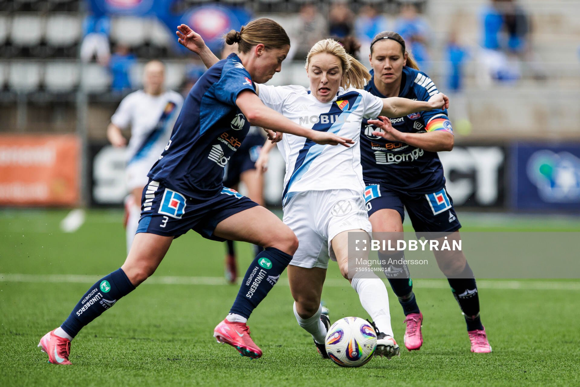 Linköpings Polly Doran och Emma Lennartsson och Djurgårdens Mimmi Larsson under fotbollsmatchen i Damallsvenskan mellan Linköping och Djurgården den 10 maj 2025 i Linköping.