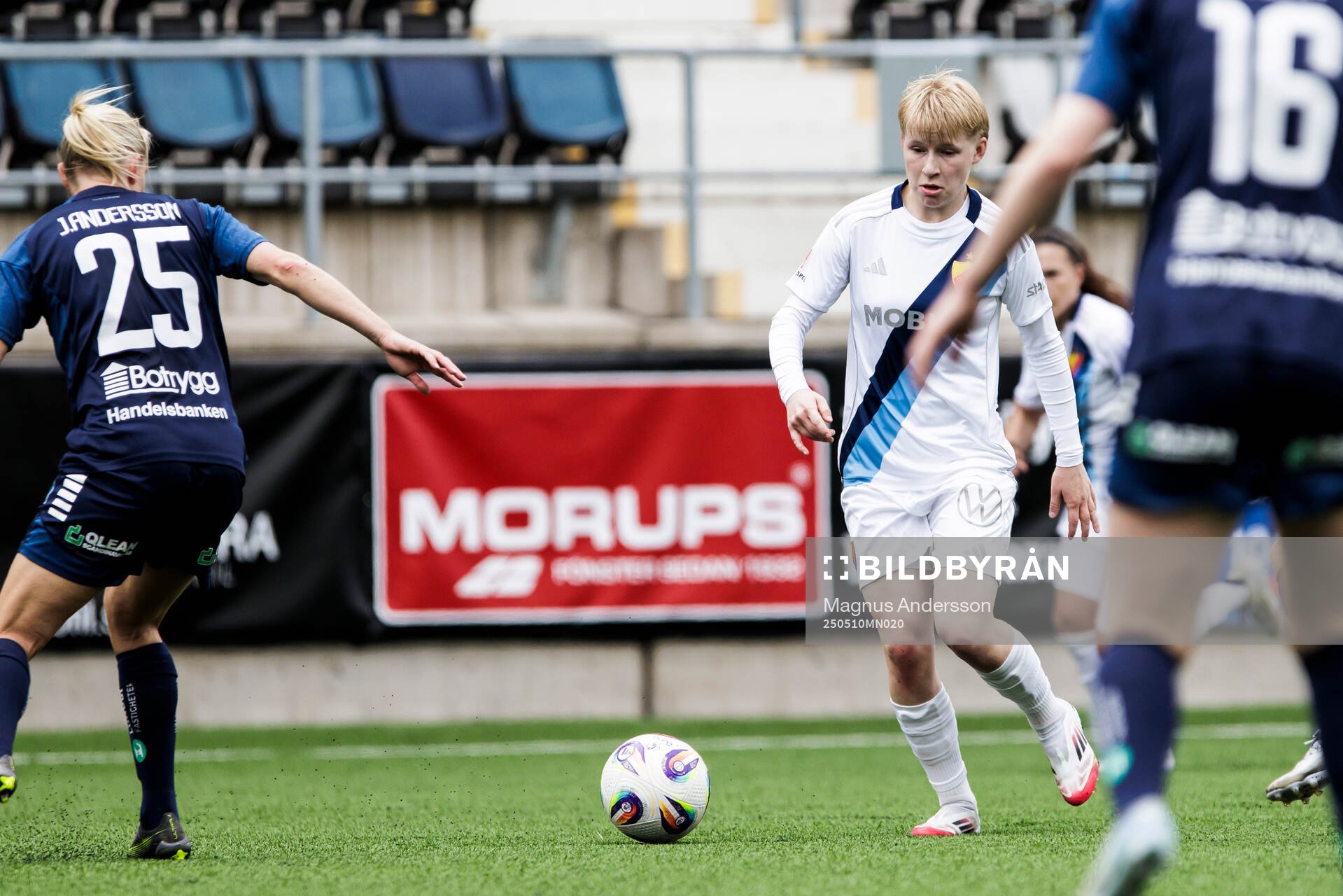 Djurgårdens Olivia Ulenius under fotbollsmatchen i Damallsvenskan mellan Linköping och Djurgården den 10 maj 2025 i Linköping. 