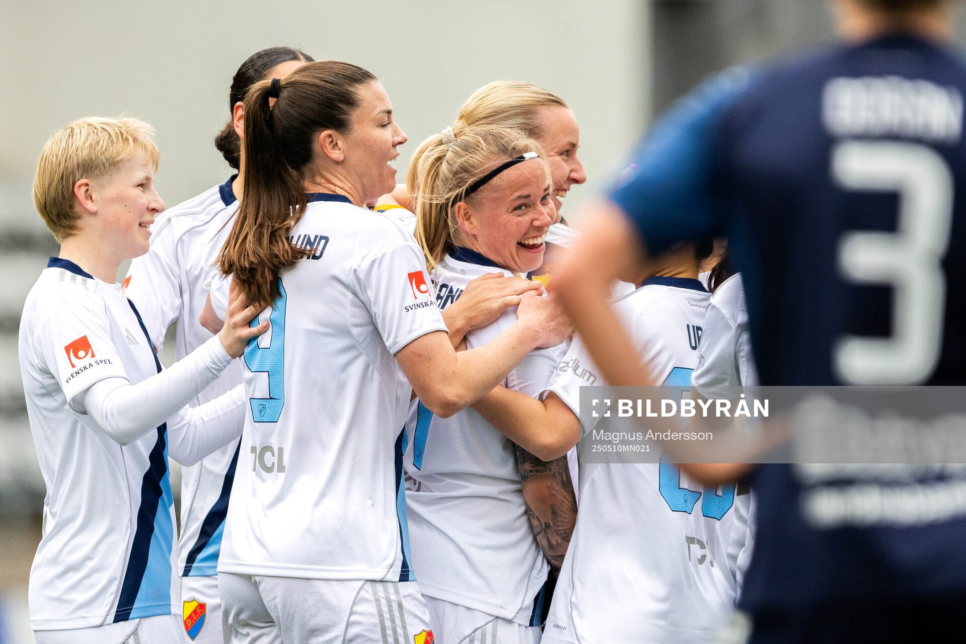 Djurgårdens Therese Åsland jublar med lagkamrater