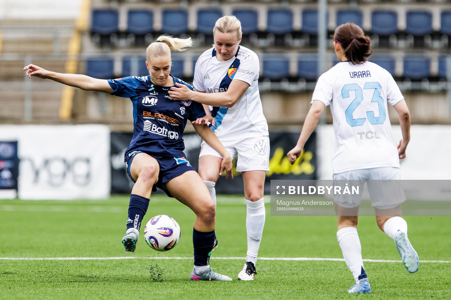 Linköpings Lilli Halttunen och Djurgårdens Alexandra Jonasson under fotbollsmatchen i Damallsvenskan mellan Linköping och Djurgården den 10 maj 2025 i Linköping.
