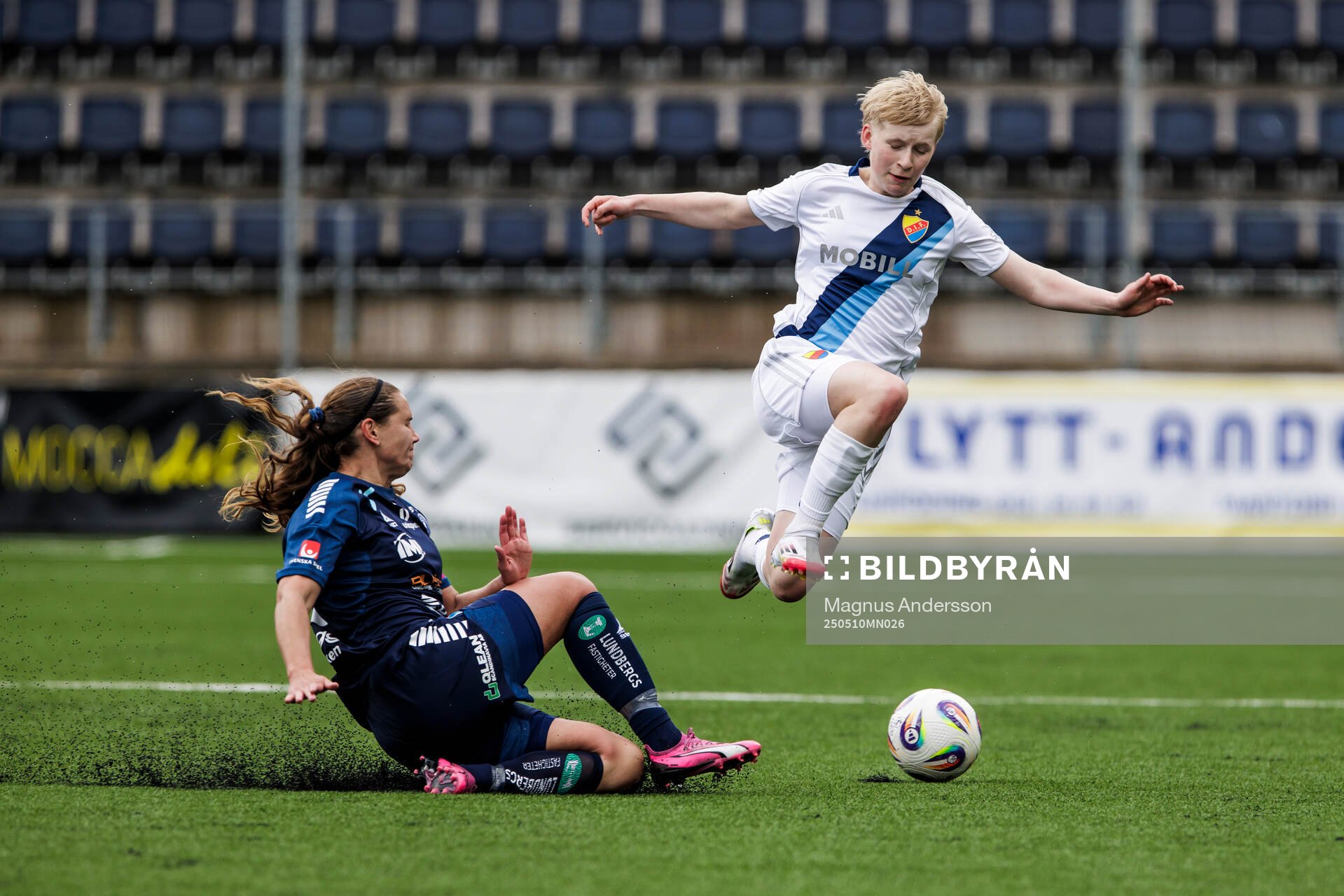 Linköpings Emma Lennartsson och Djurgårdens Olivia Ulenius under fotbollsmatchen i Damallsvenskan mellan Linköping och Djurgården den 10 maj 2025 i Linköping.