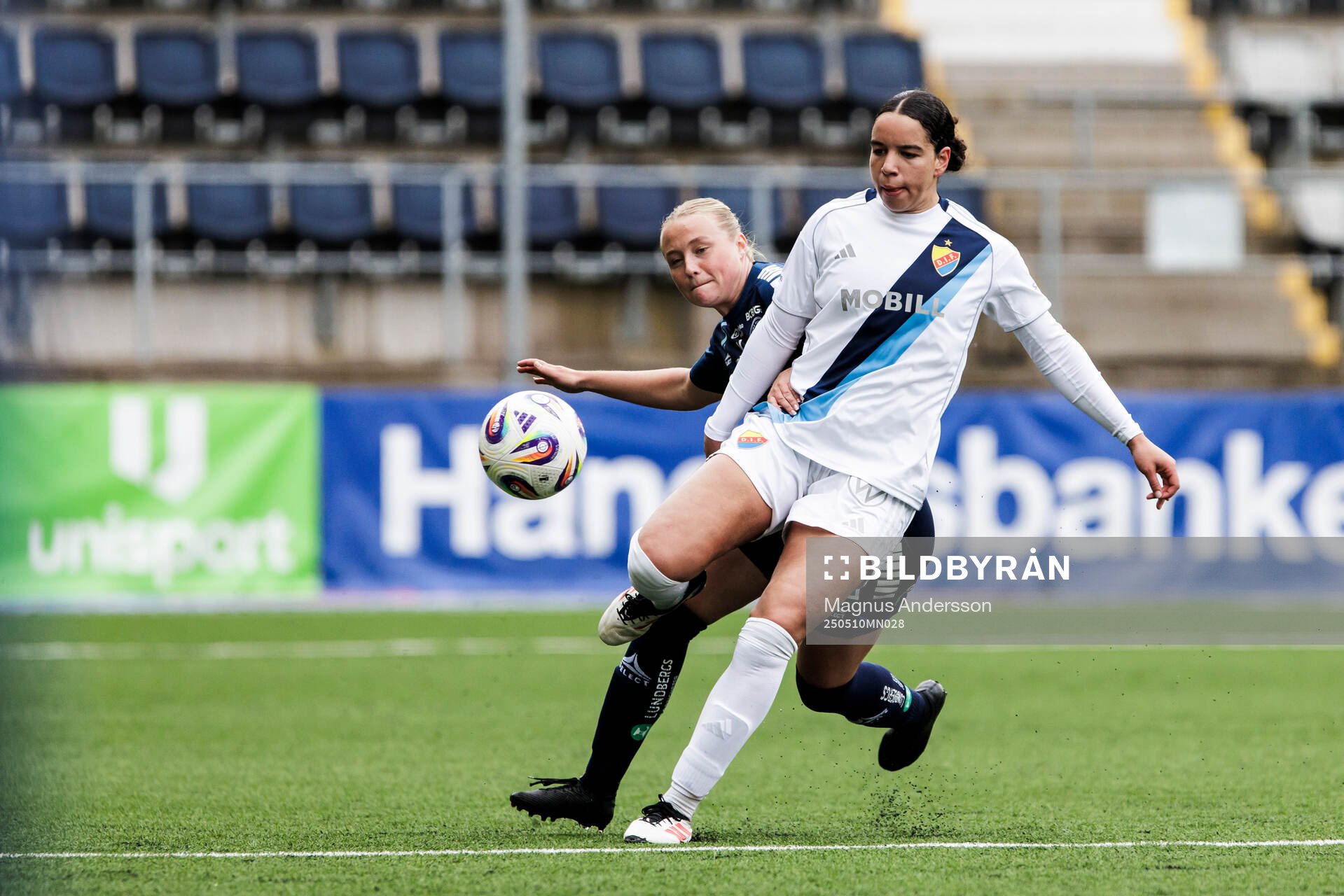 Linköpings Tyra Andersson och Djurgårdens Camille Ashe under fotbollsmatchen i Damallsvenskan mellan Linköping och Djurgården den 10 maj 2025 i Linköping.