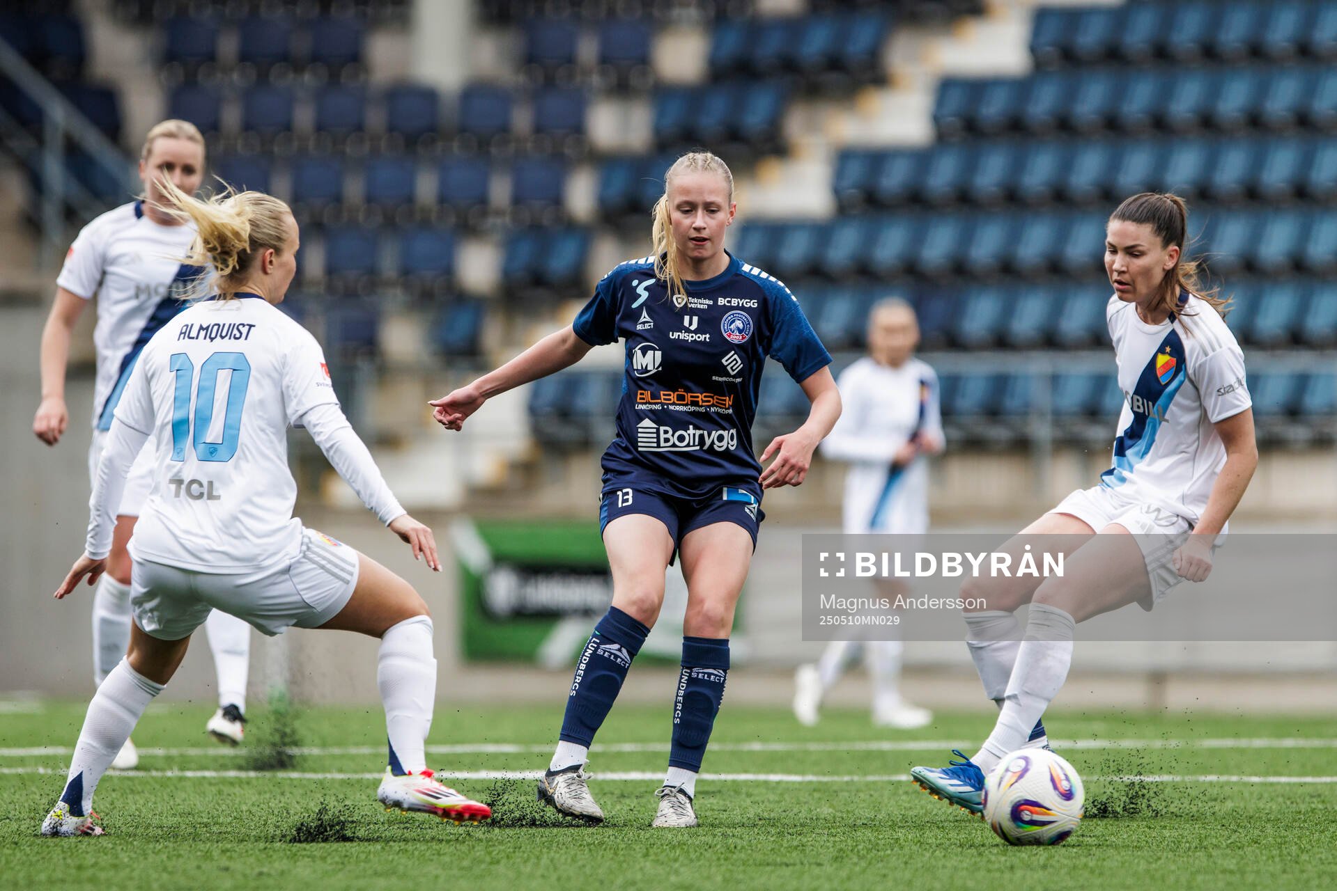 Djurgårdens Tove Almqvist och Pauline Hammarlund och Linköpings Ella Lundin under fotbollsmatchen i Damallsvenskan mellan Linköping och Djurgården den 10 maj 2025 i Linköping.