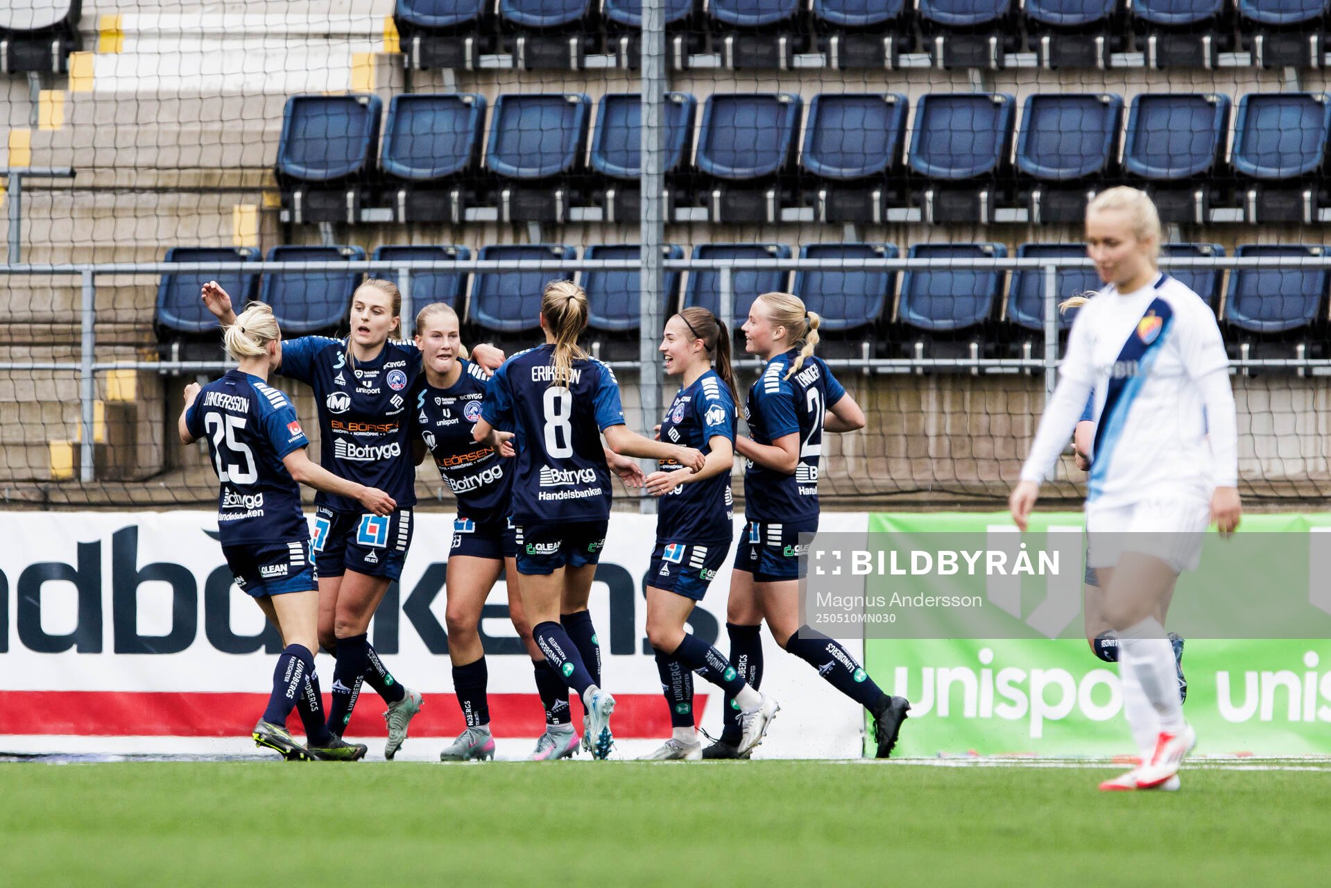 Linköpings Lilli Halttunen jublar efter 1-1 under fotbollsmatchen i Damallsvenskan mellan Linköping och Djurgården den 10 maj 2025 i Linköping.