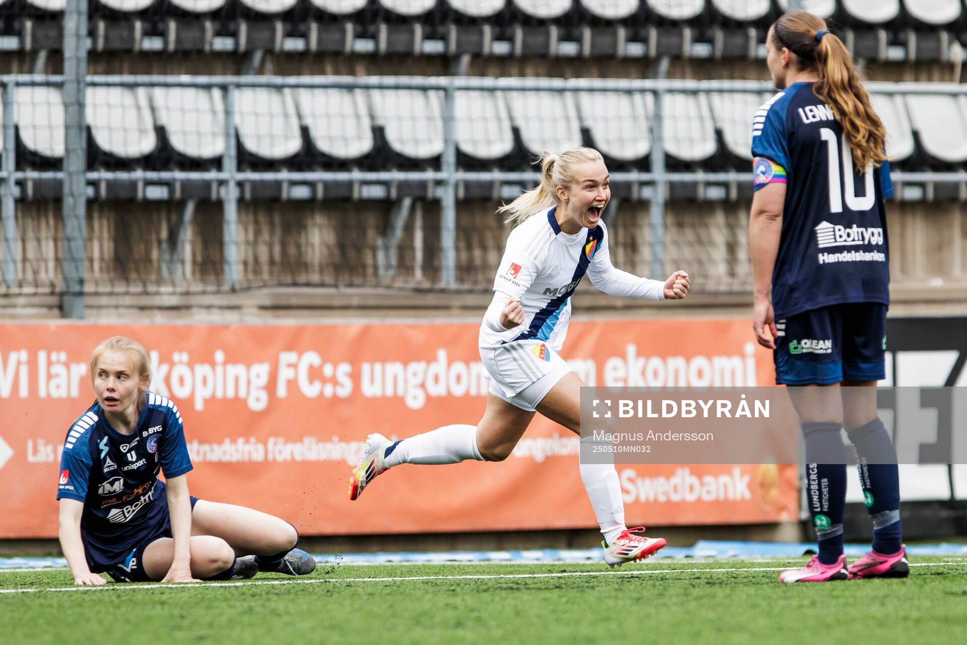 Djurgårdens Tove Almqvist jublar efter 1-2 under fotbollsmatchen i Damallsvenskan mellan Linköping och Djurgården den 10 maj 2025 i Linköping.