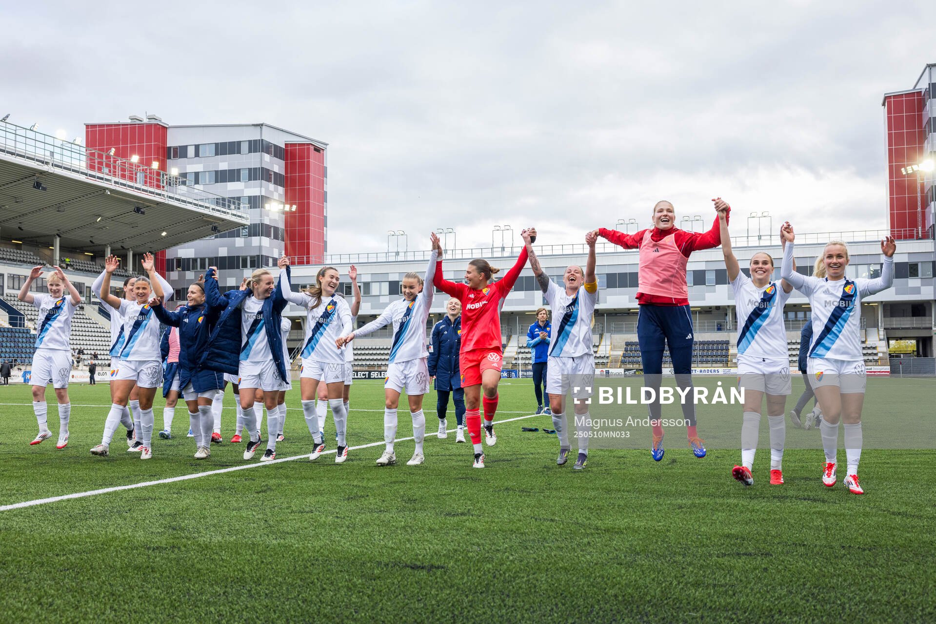 Djurgårdens spelare jublar efter fotbollsmatchen i Damallsvenskan mellan Linköping och Djurgården den 10 maj 2025 i Linköping. 