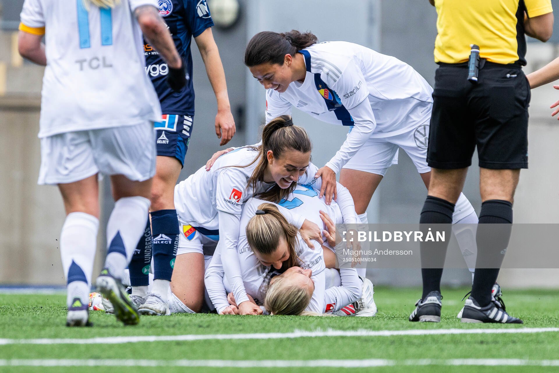 Djurgårdens Tove Almqvist jublar med lagkamrater