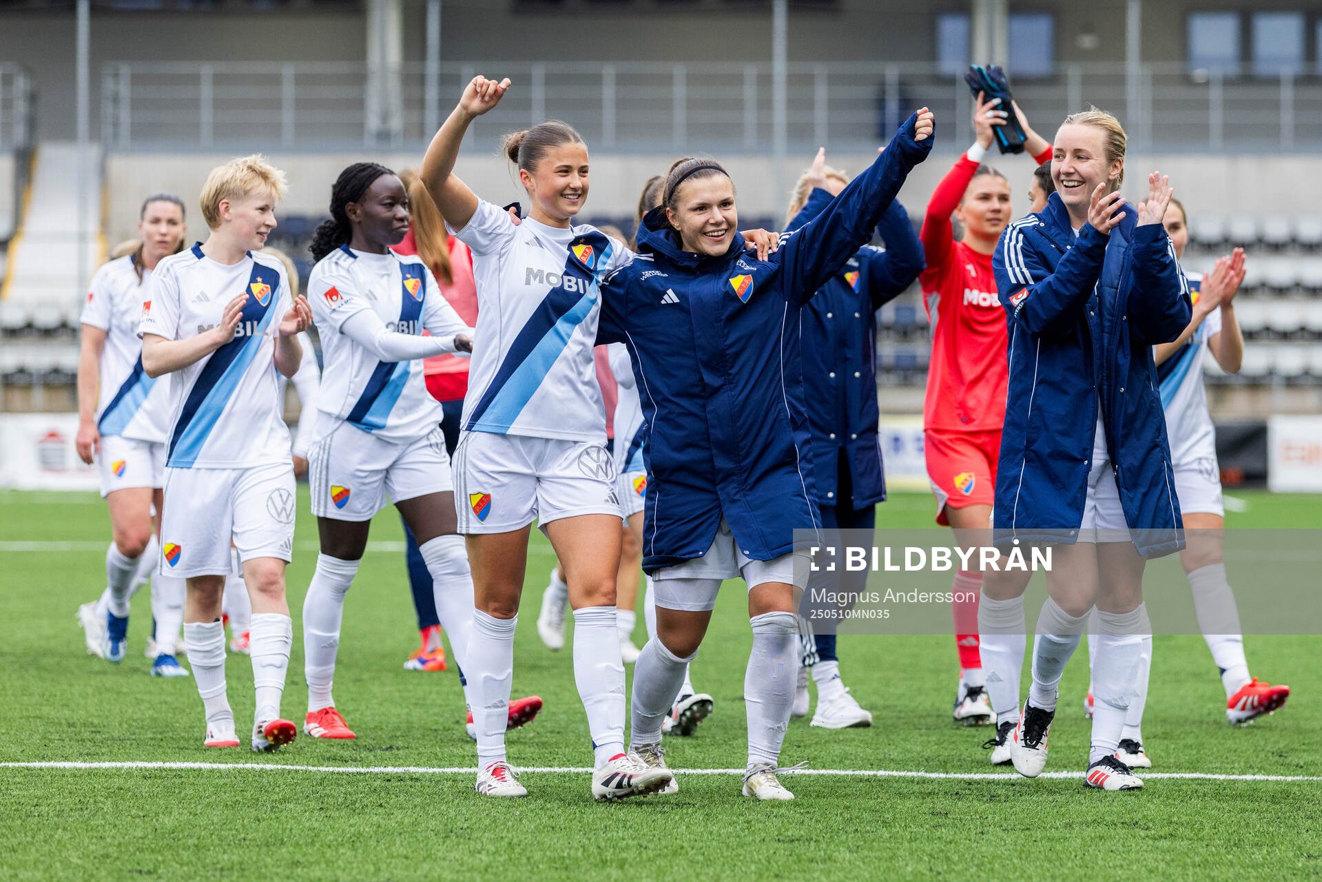 Djurgårdens spelare jublar efter fotbollsmatchen i Damallsvenskan mellan Linköping och Djurgården den 10 maj 2025 i Linköping. 
