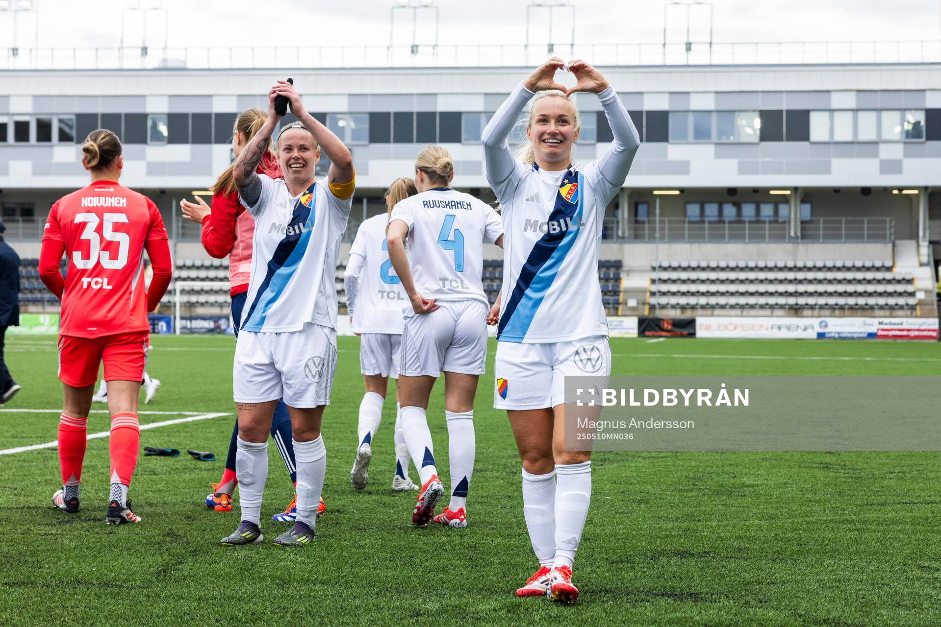 Djurgårdens Therese Åsland och Tove Almqvist jublar efter fotbollsmatchen i Damallsvenskan mellan Linköping och Djurgården den 10 maj 2025 i Linköping.