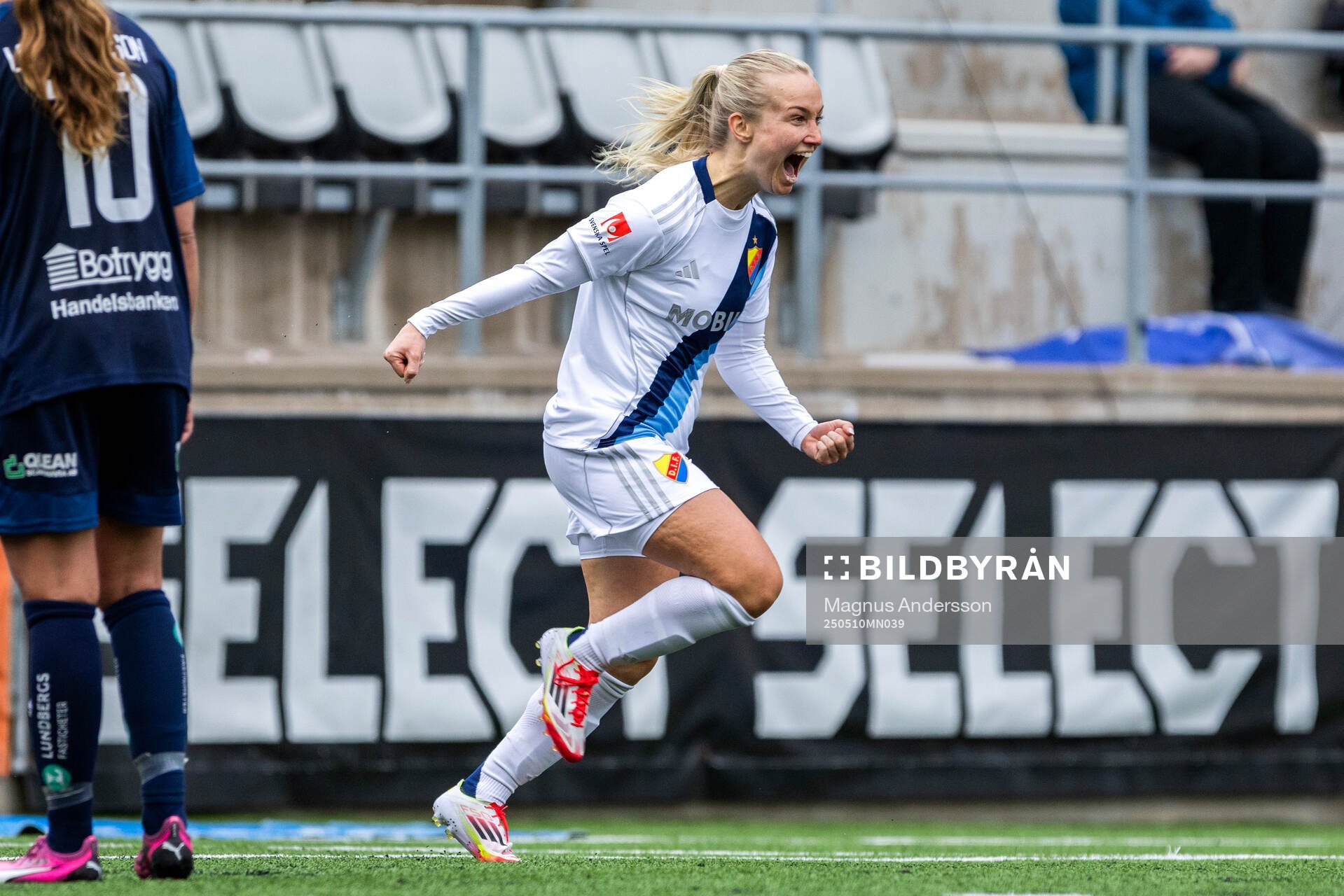 Djurgårdens Tove Almqvist jublar efter fotbollsmatchen i Damallsvenskan mellan Linköping och Djurgården den 10 maj 2025 i Linköping.