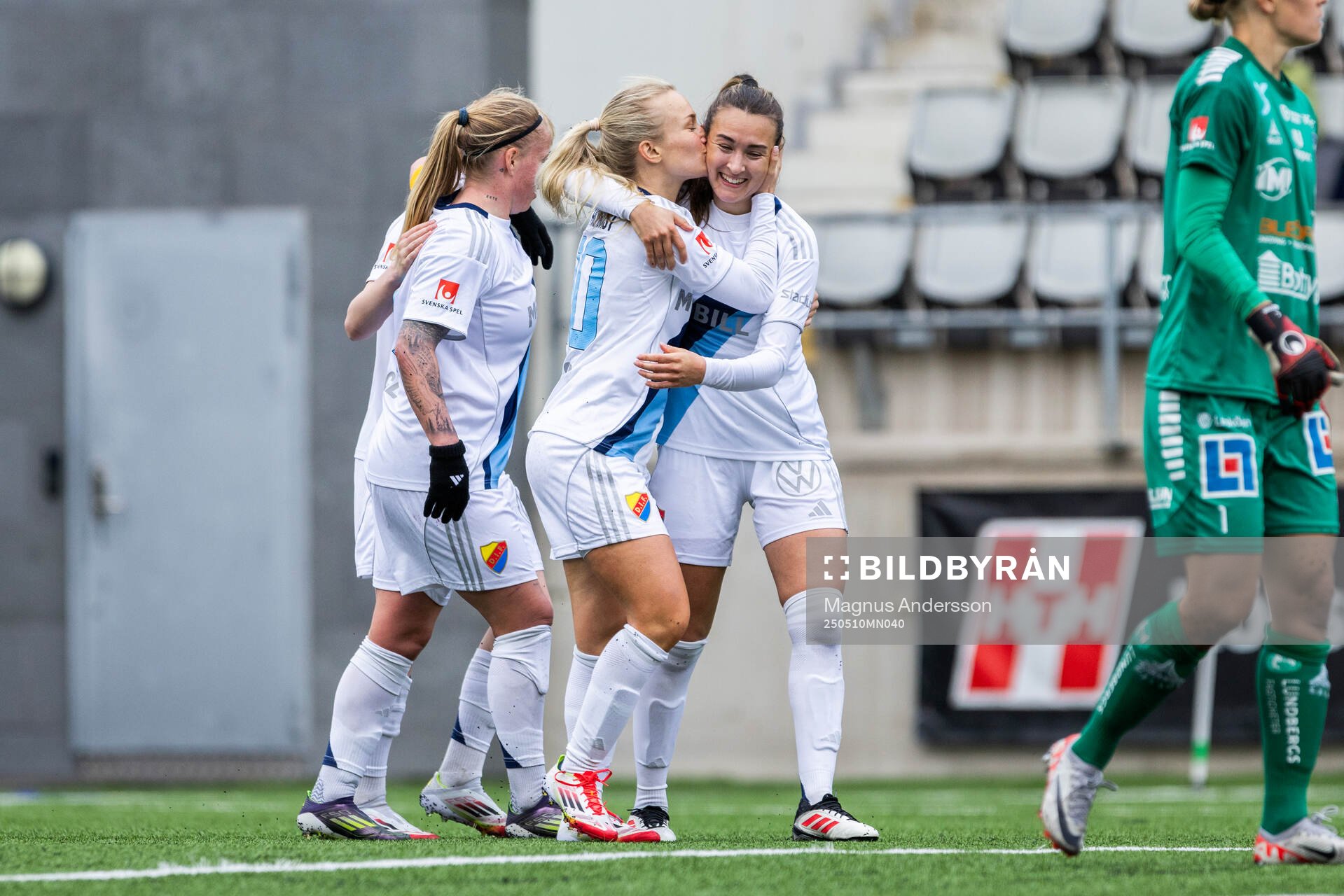 Djurgårdens Tove Almqvist jublar med lagkamrater