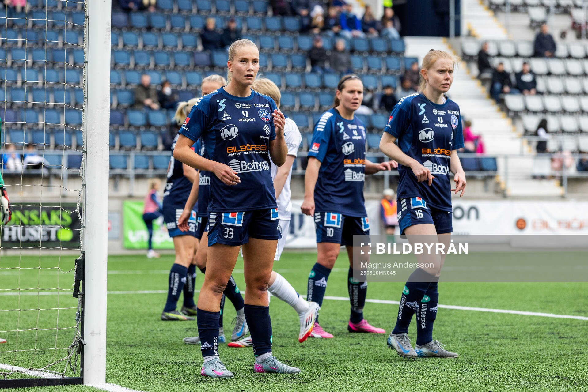 Linköpings Lilli Halttunen och Malin Johnsen Brenn under fotbollsmatchen i Damallsvenskan mellan Linköping och Djurgården den 10 maj 2025 i Linköping.