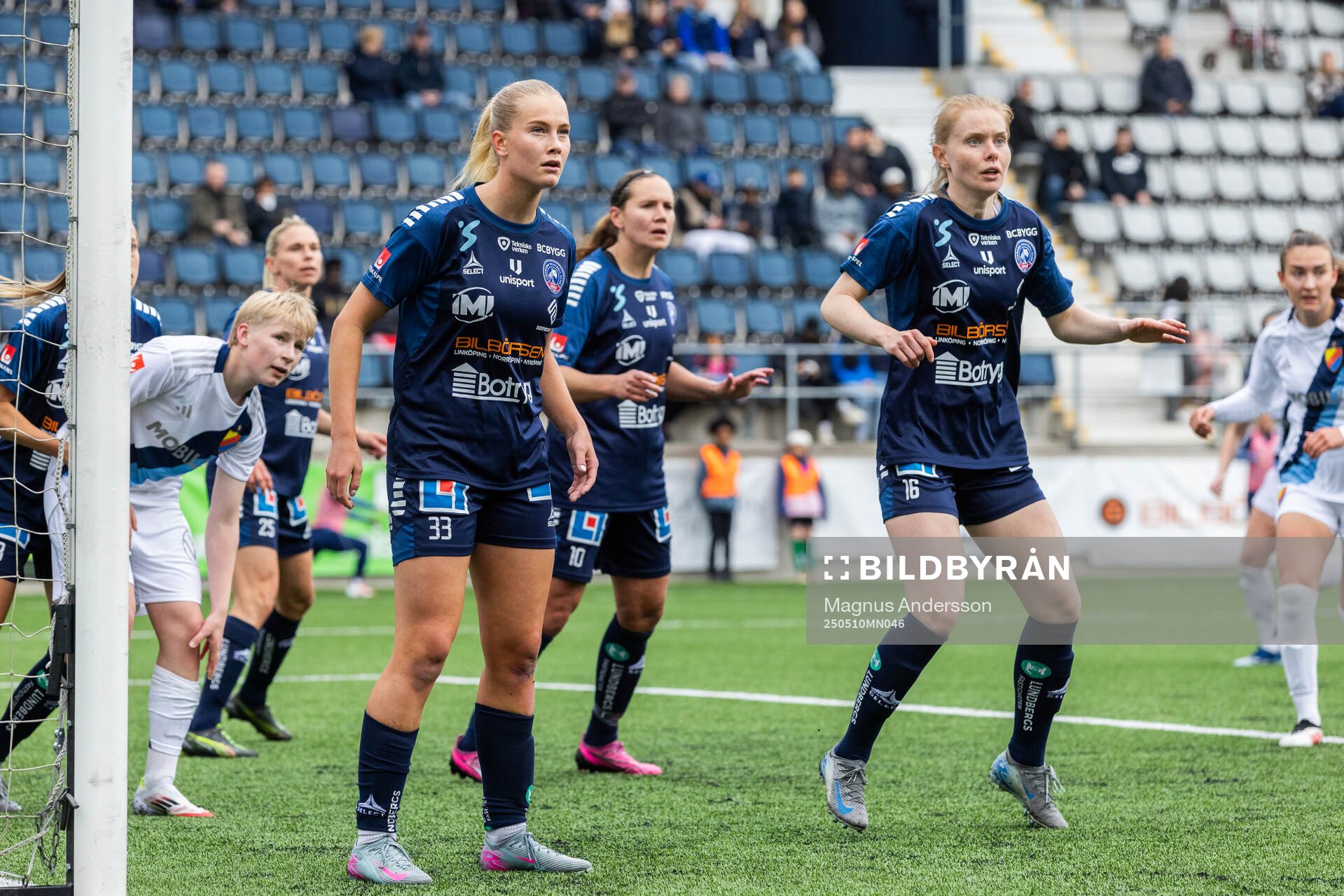 Linköpings Lilli Halttunen och Malin Johnsen Brenn under fotbollsmatchen i Damallsvenskan mellan Linköping och Djurgården den 10 maj 2025 i Linköping.
