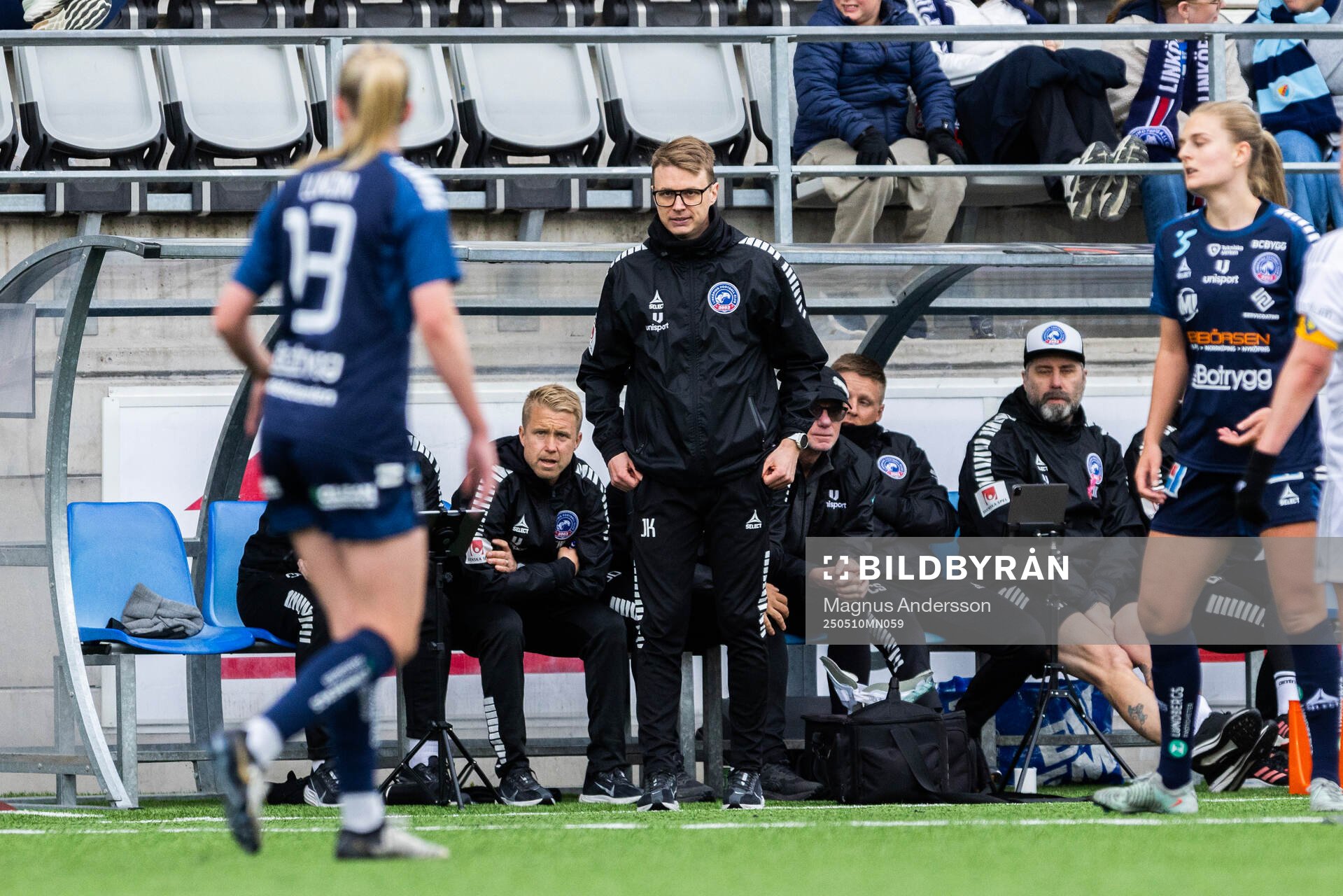 Linköpings tränare Jonne Kunnas under fotbollsmatchen i Damallsvenskan mellan Linköping och Djurgården den 10 maj 2025 i Linköping.