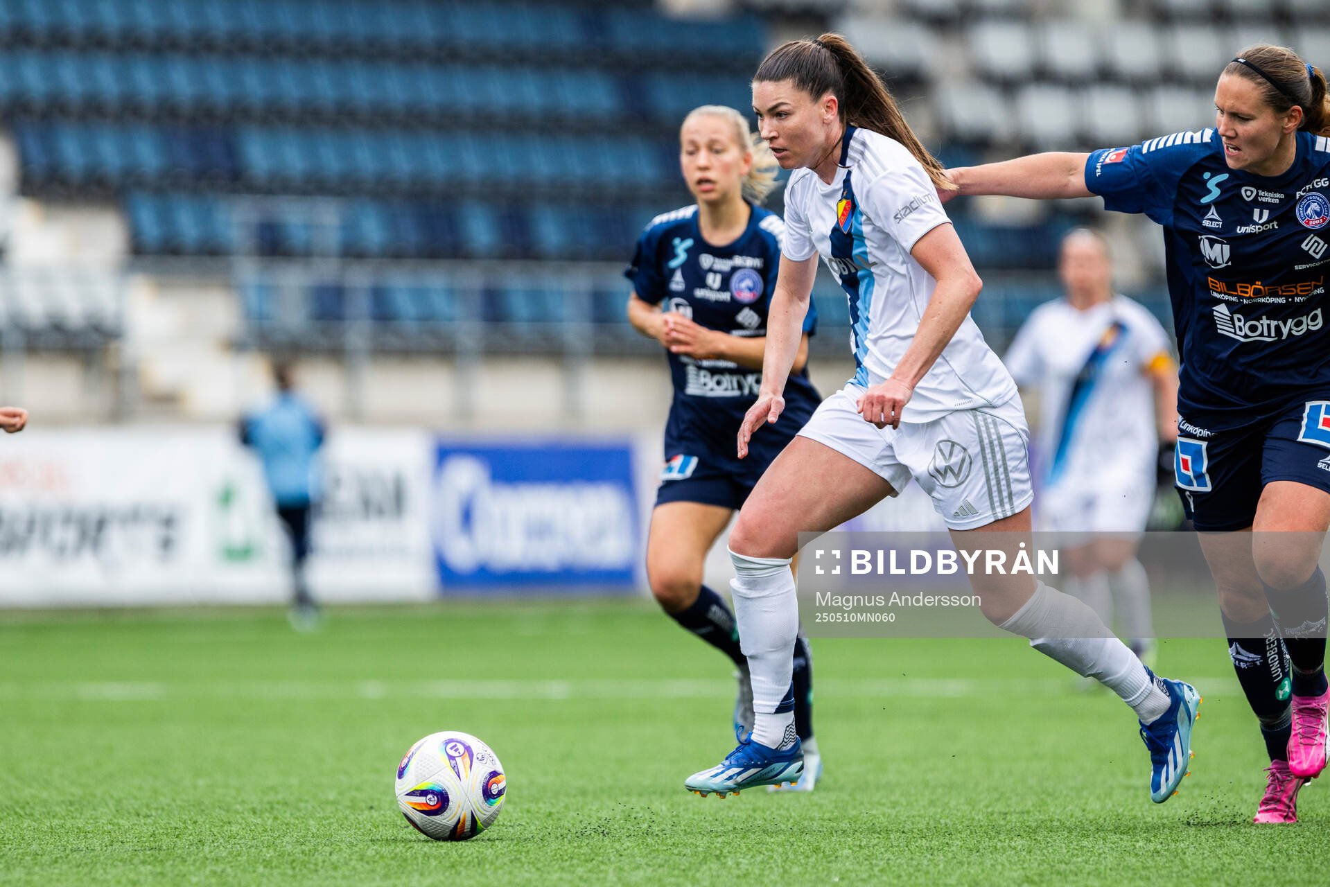 Djurgårdens Pauline Hammarlund och Linköpings Emma Lennartsson under fotbollsmatchen i Damallsvenskan mellan Linköping och Djurgården den 10 maj 2025 i Linköping.