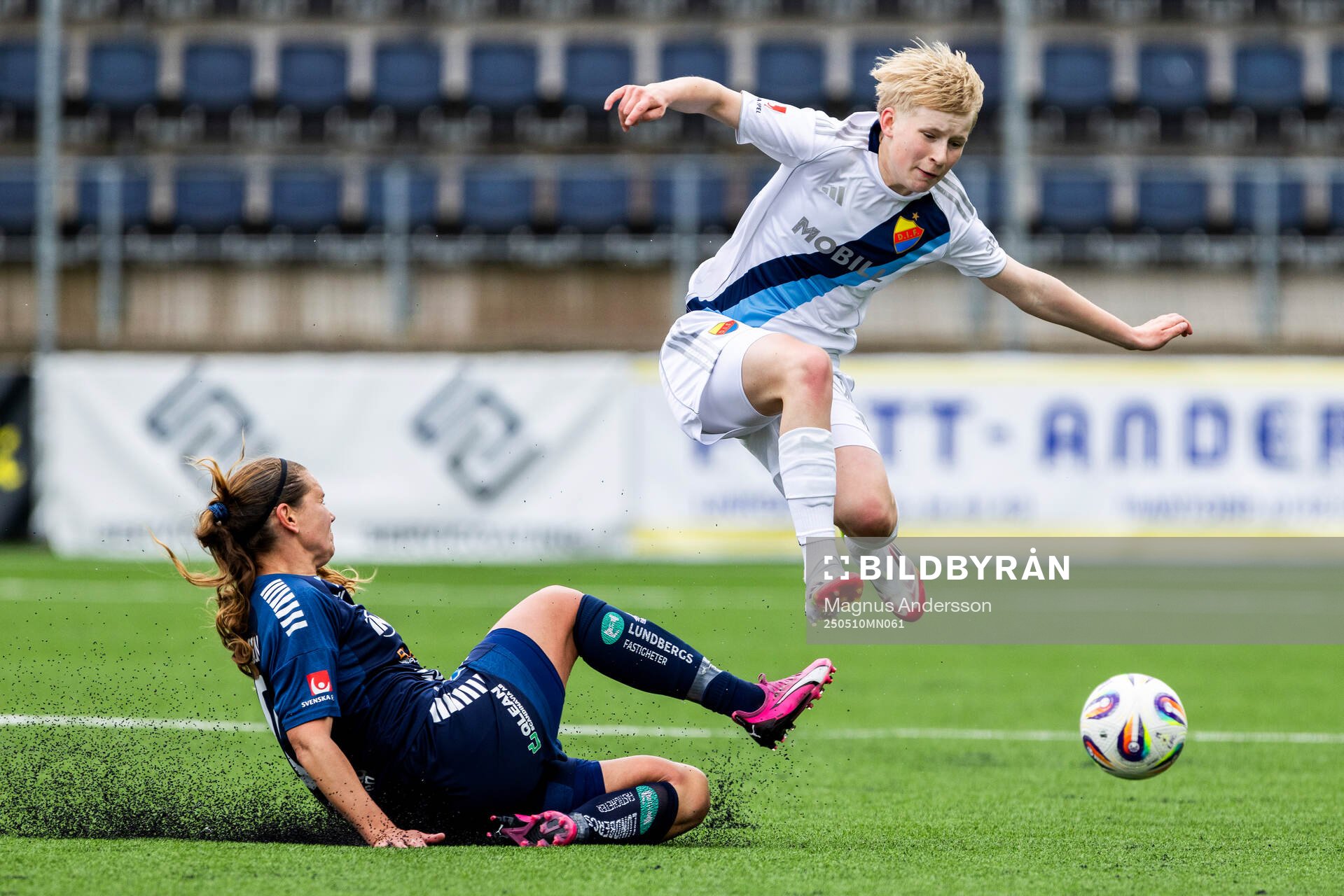 Linköpings Emma Lennartsson och Djurgårdens Olivia Ulenius under fotbollsmatchen i Damallsvenskan mellan Linköping och Djurgården den 10 maj 2025 i Linköping.