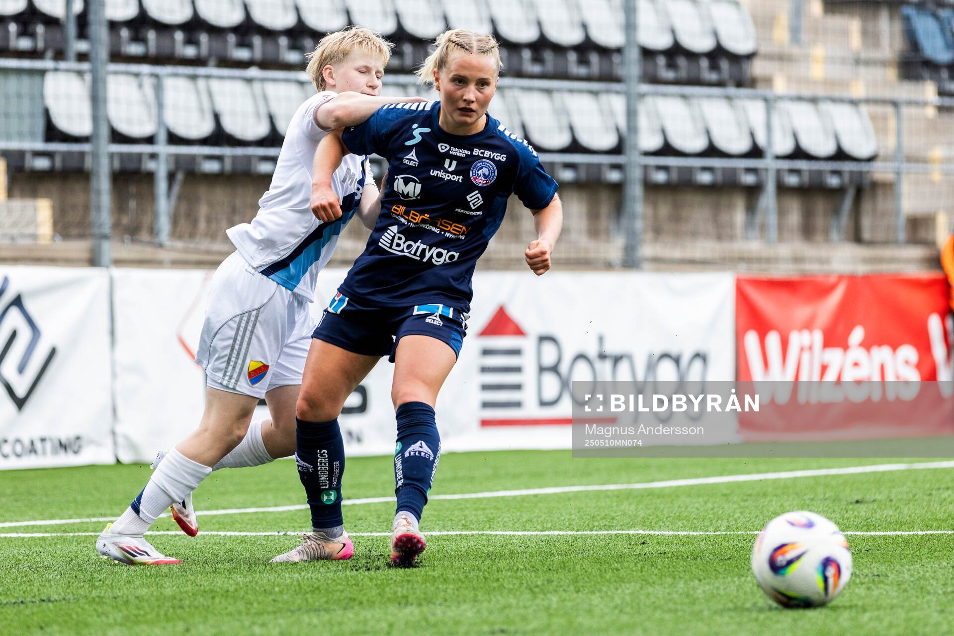 Djurgårdens Olivia Ulenius och Linköpings Maria Olafsdottir Gros under fotbollsmatchen i Damallsvenskan mellan Linköping och Djurgården den 10 maj 2025 i Linköping.