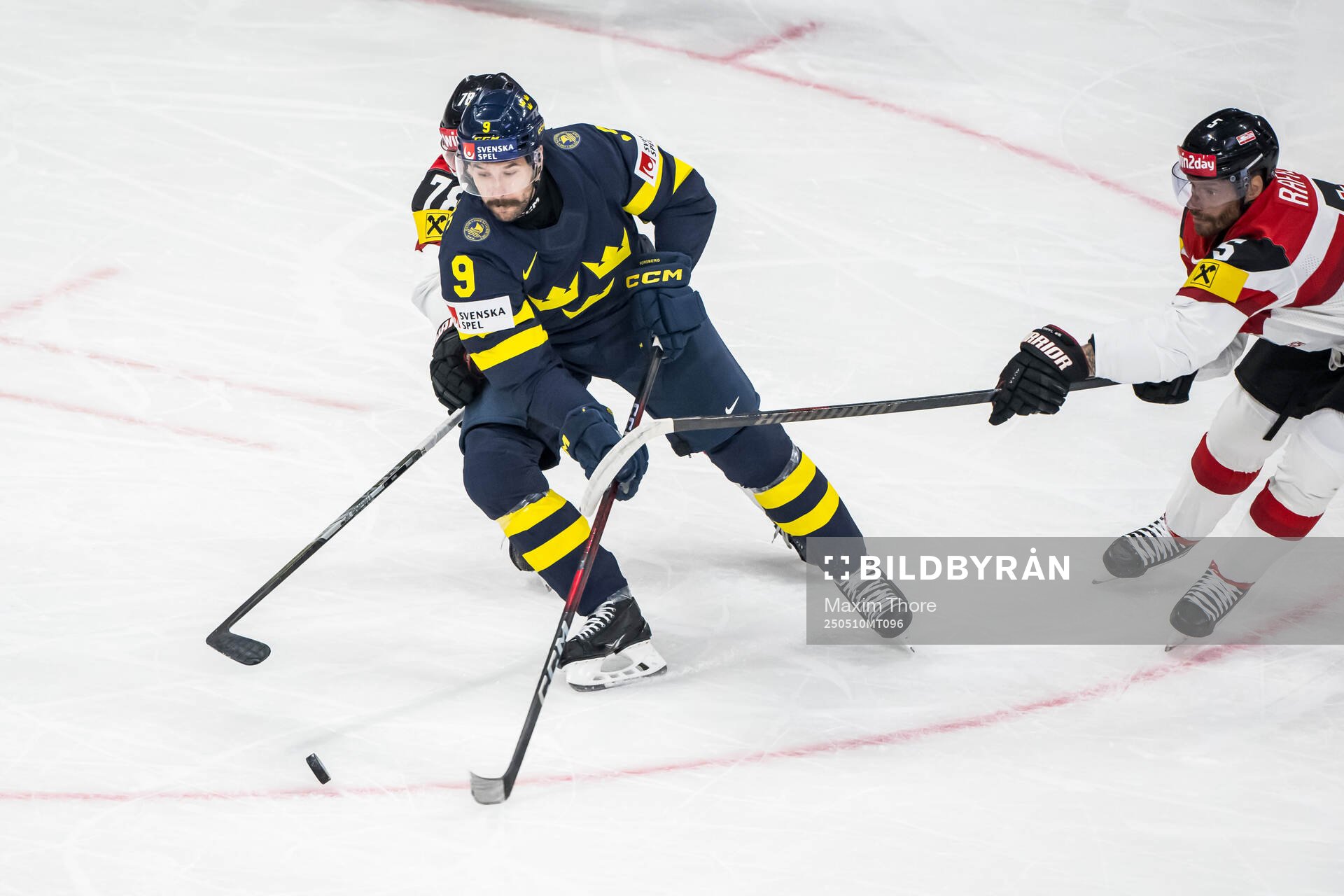 Filip Forsberg of Sweden and Thomas Raffl of Austria