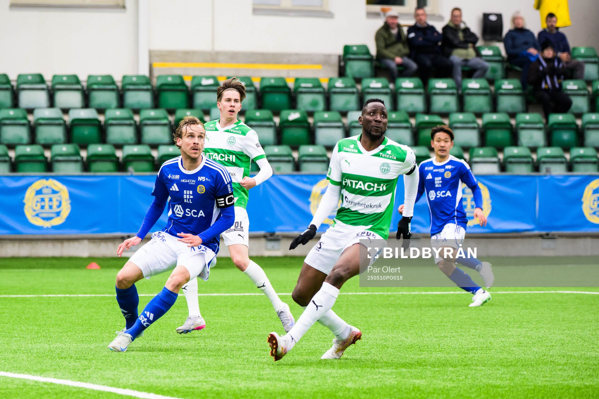 GIF Sundsvalls Pontus Engblom och Västerås Frederic Nsabiyumva under fotbollsmatchen i Superettan mellan GIF Sundsvall och Västerås den 10 maj 2025 i Sundsvall.