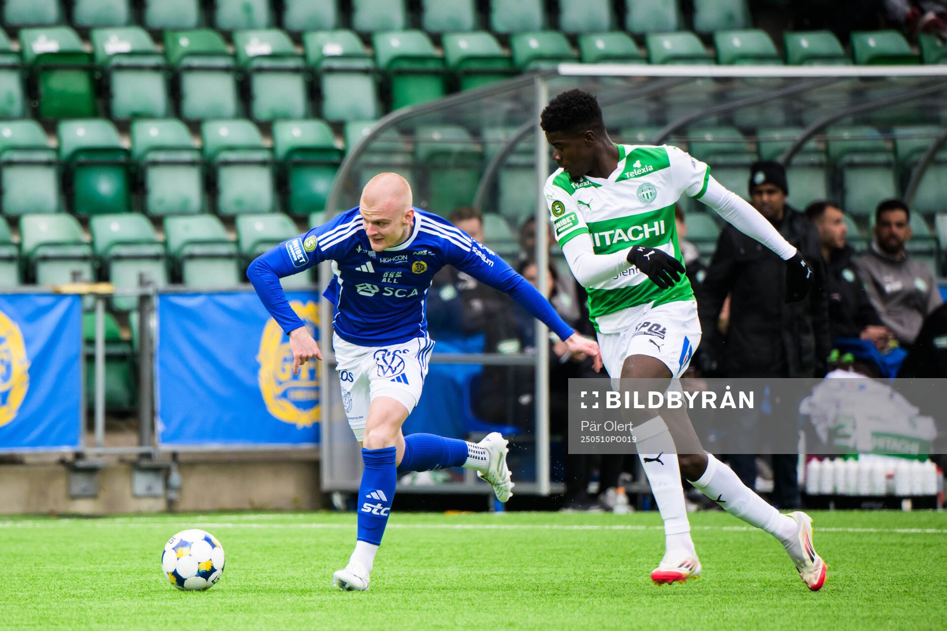 GIF Sundsvalls Lucas Forsberg och Västerås Aaron Le Forestier Banind Bibout under fotbollsmatchen i Superettan mellan GIF Sundsvall och Västerås den 10 maj 2025 i Sundsvall.