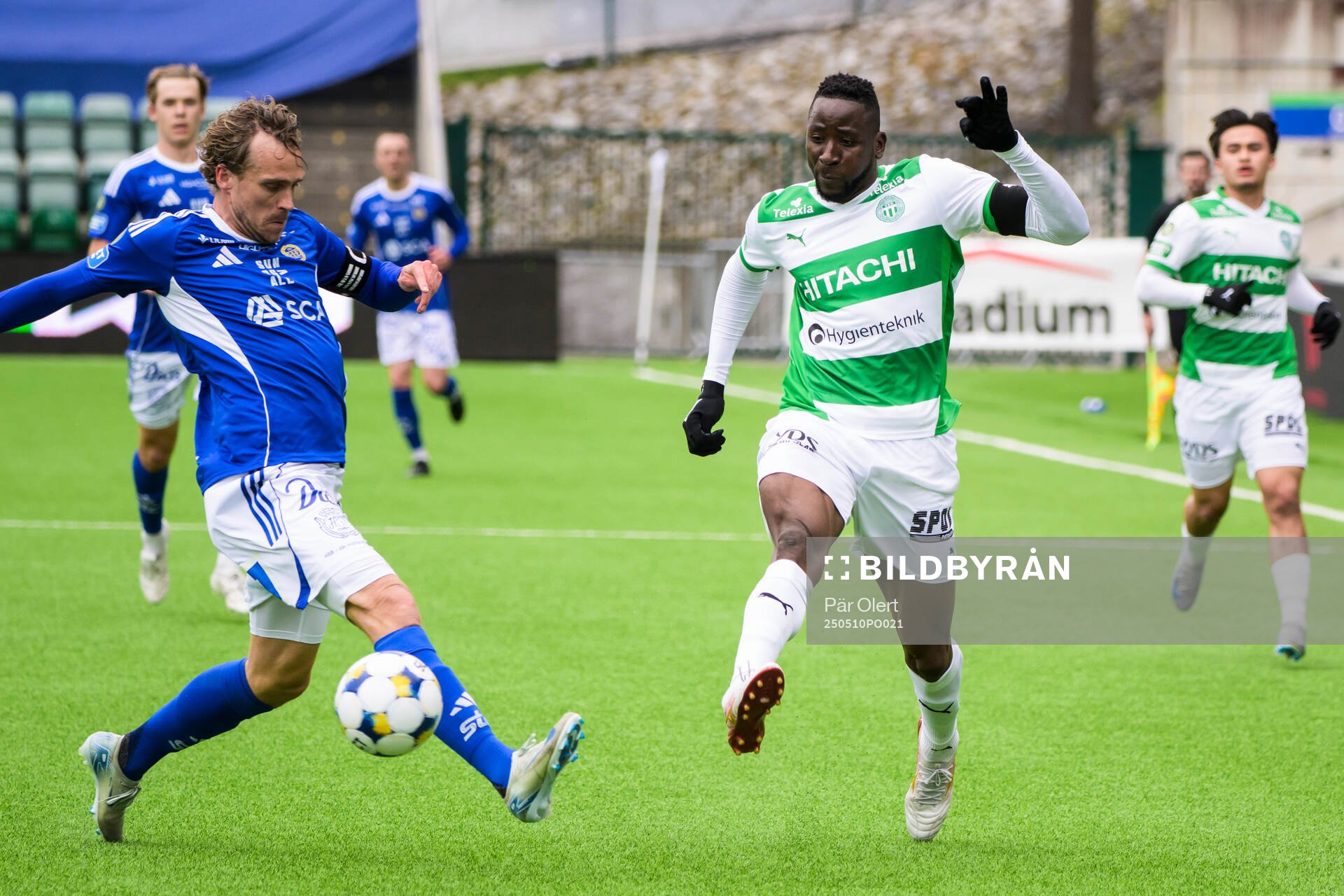 Västerås Frederic Nsabiyumva och GIF Sundsvalls Pontus Engblom under fotbollsmatchen i Superettan mellan GIF Sundsvall och Västerås den 10 maj 2025 i Sundsvall.