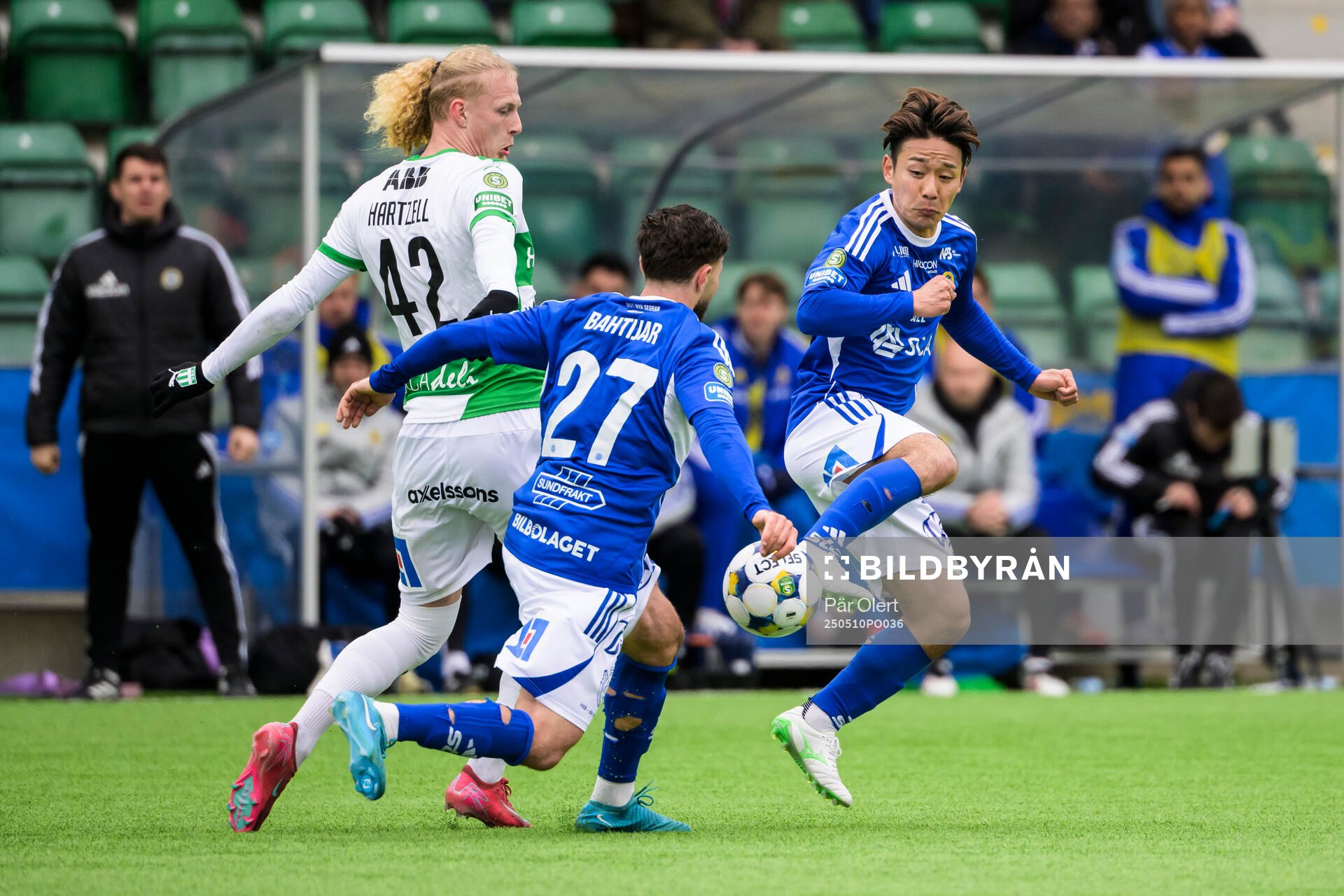 GIF Sundsvalls Taiki Kagayama och Västerås Tim Hartzell under fotbollsmatchen i Superettan mellan GIF Sundsvall och Västerås den 10 maj 2025 i Sundsvall.