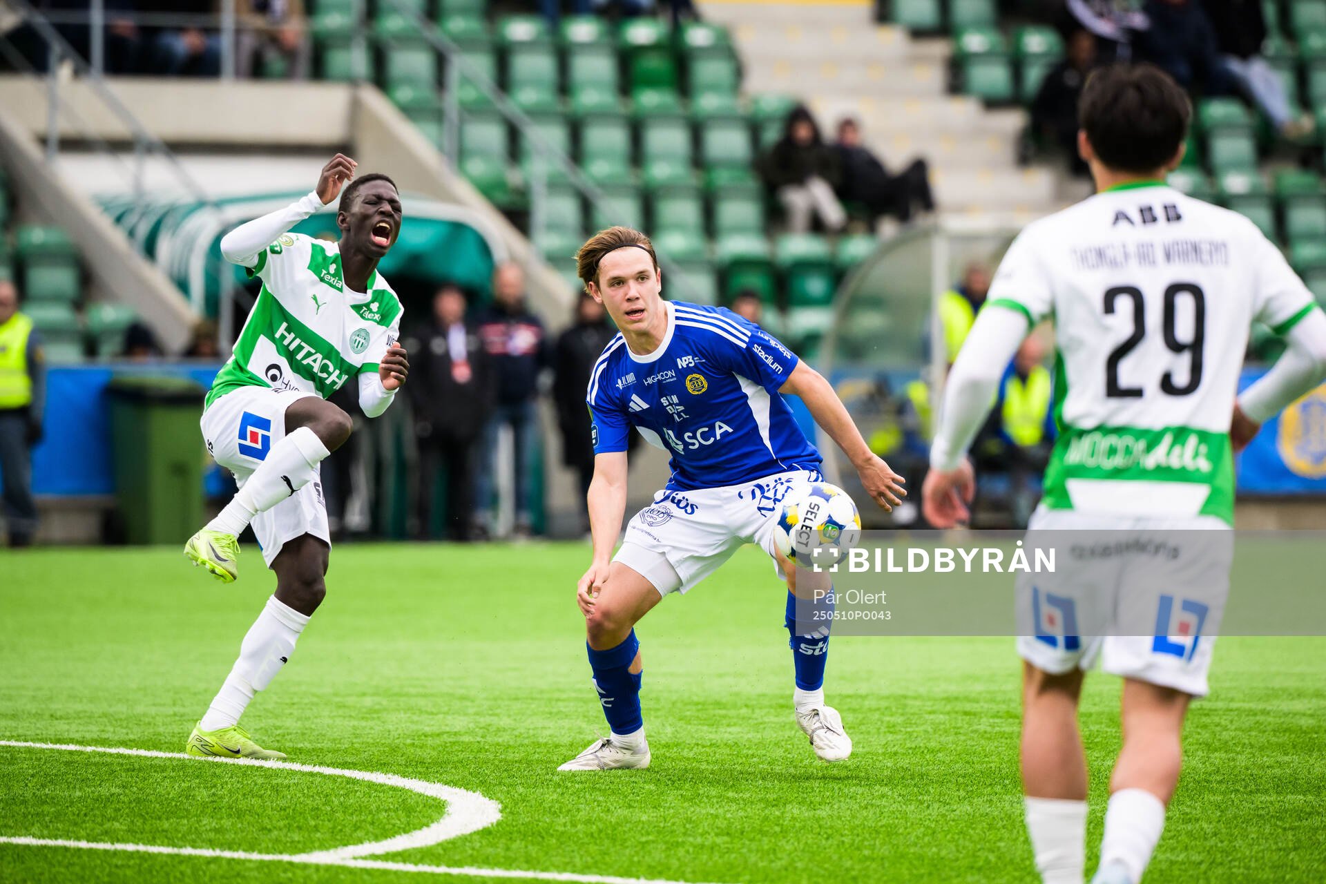 GIF Sundsvalls Hugo Aviander och Västerås Mamadou Ousmane Diagne under fotbollsmatchen i Superettan mellan GIF Sundsvall och Västerås den 10 maj 2025 i Sundsvall.