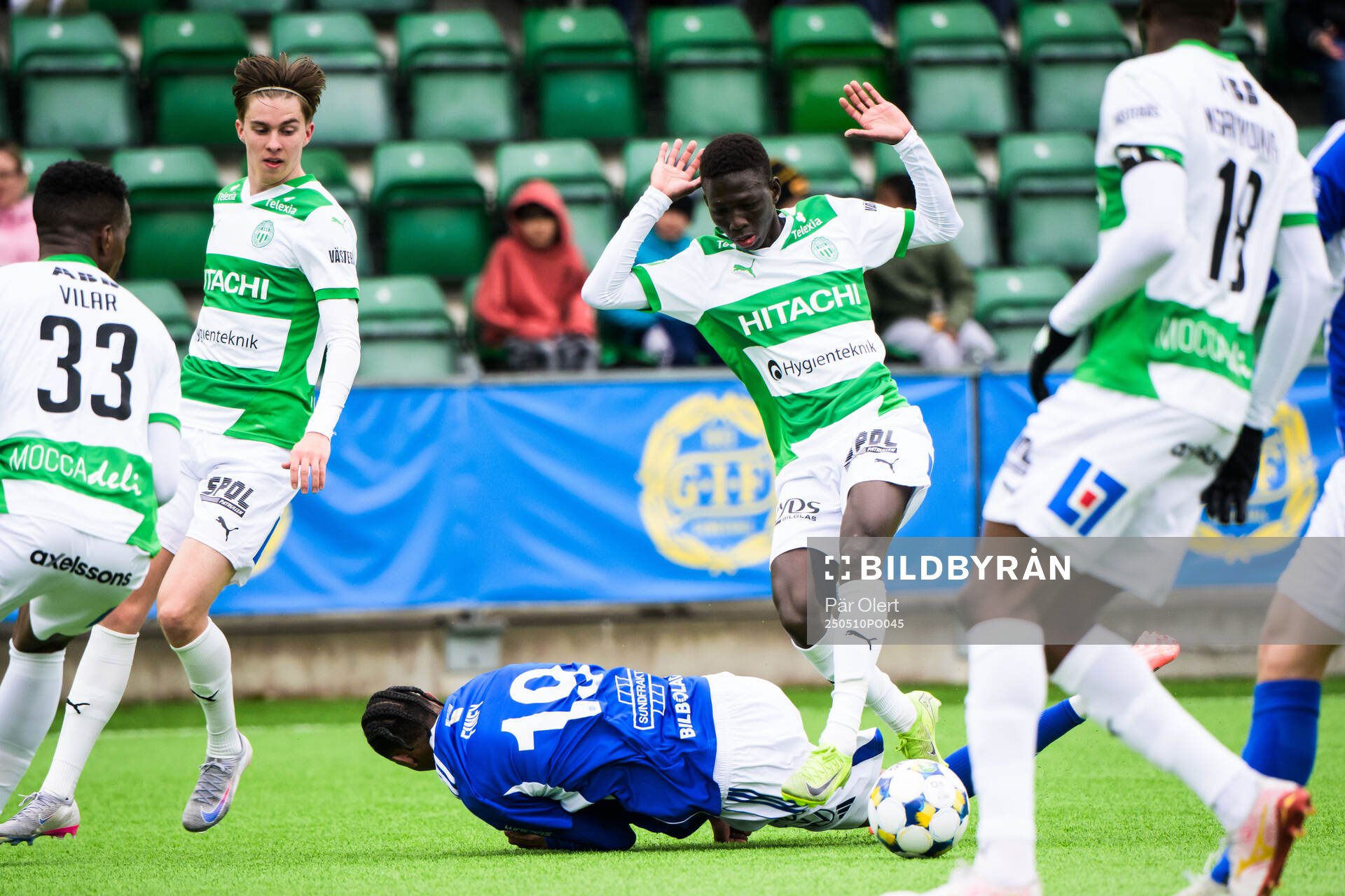 Västerås Mamadou Ousmane Diagne och GIF Sundsvalls Yacqub Finey under fotbollsmatchen i Superettan mellan GIF Sundsvall och Västerås den 10 maj 2025 i Sundsvall.