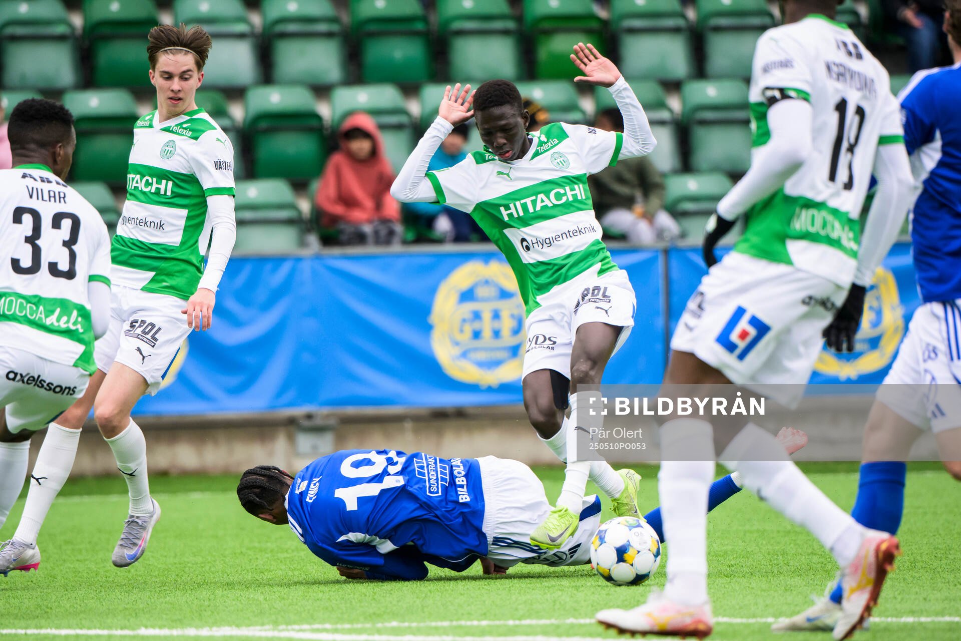 Västerås Mamadou Ousmane Diagne och GIF Sundsvalls Yacqub Finey under fotbollsmatchen i Superettan mellan GIF Sundsvall och Västerås den 10 maj 2025 i Sundsvall.