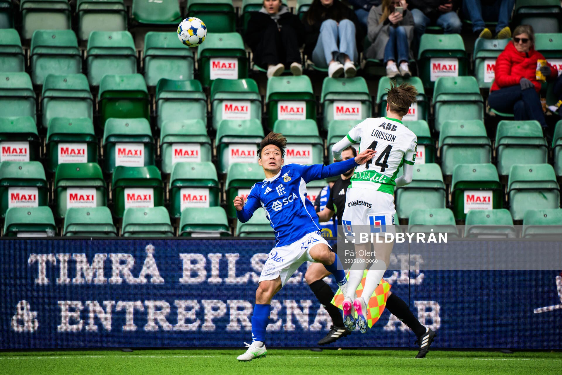 GIF Sundsvalls Taiki Kagayama och Västerås Max Larsson under fotbollsmatchen i Superettan mellan GIF Sundsvall och Västerås den 10 maj 2025 i Sundsvall.