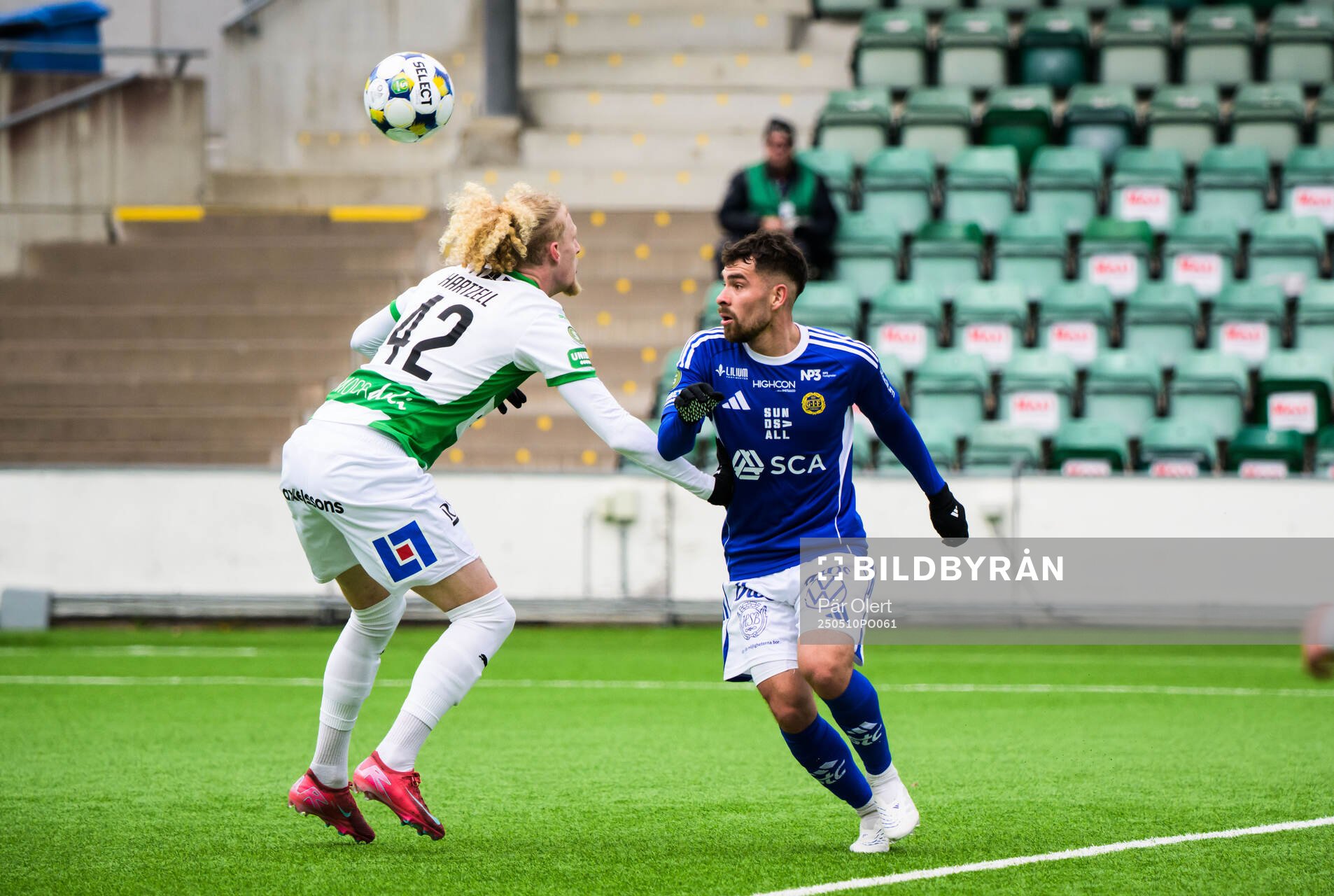 Västerås Tim Hartzell och GIF Sundsvalls Marcelo Palomino under fotbollsmatchen i Superettan mellan GIF Sundsvall och Västerås den 10 maj 2025 i Sundsvall.