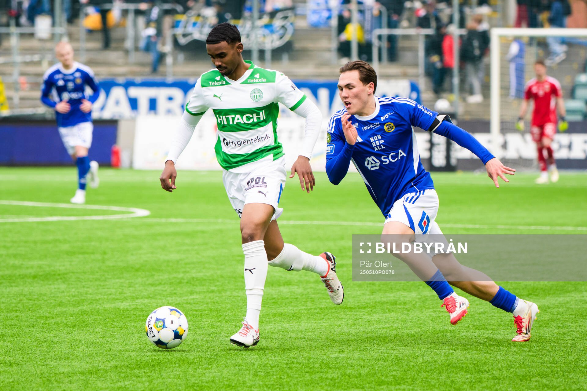 Västerås Liiban Abdirahman Abadid och GIF Sundsvalls Miguel Sandberg under fotbollsmatchen i Superettan mellan GIF Sundsvall och Västerås den 10 maj 2025 i Sundsvall.