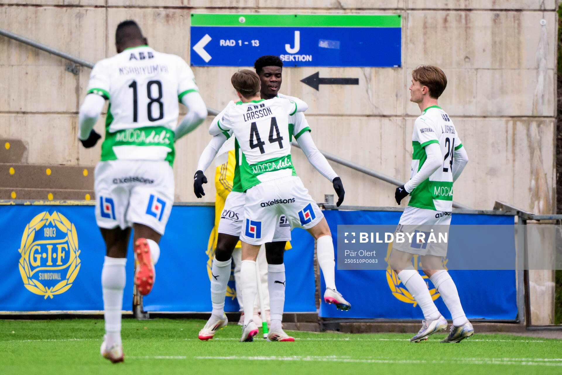 Västerås Aaron Le Forestier Banind Bibout jublar efter 1-2 under fotbollsmatchen i Superettan mellan GIF Sundsvall och Västerås den 10 maj 2025 i Sundsvall.
