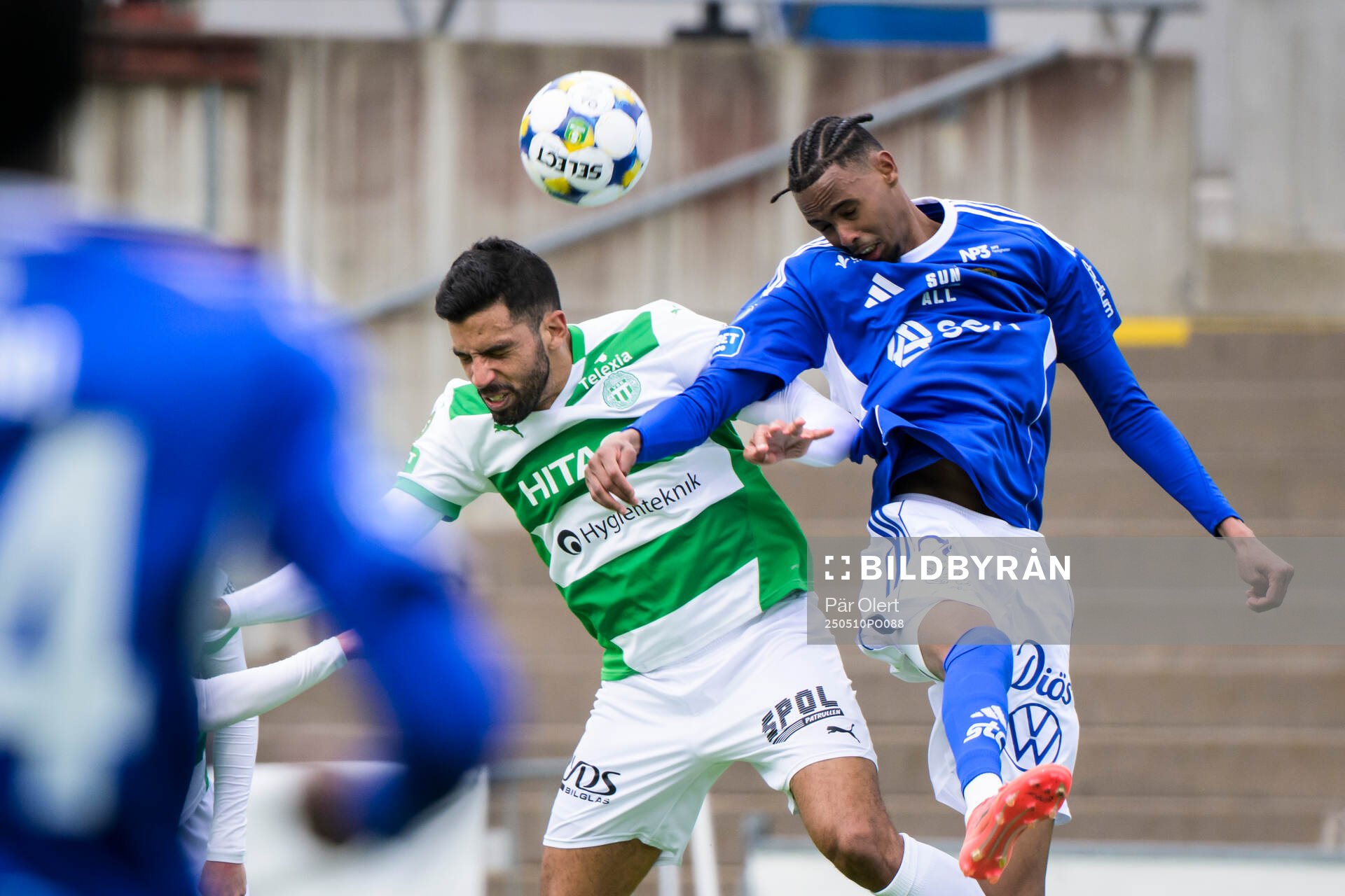 Västerås Pedro Nezio De Araujo Lopes Ribeiro och GIF Sundsvalls Yacqub Finey under fotbollsmatchen i Superettan mellan GIF Sundsvall och Västerås den 10 maj 2025 i Sundsvall.