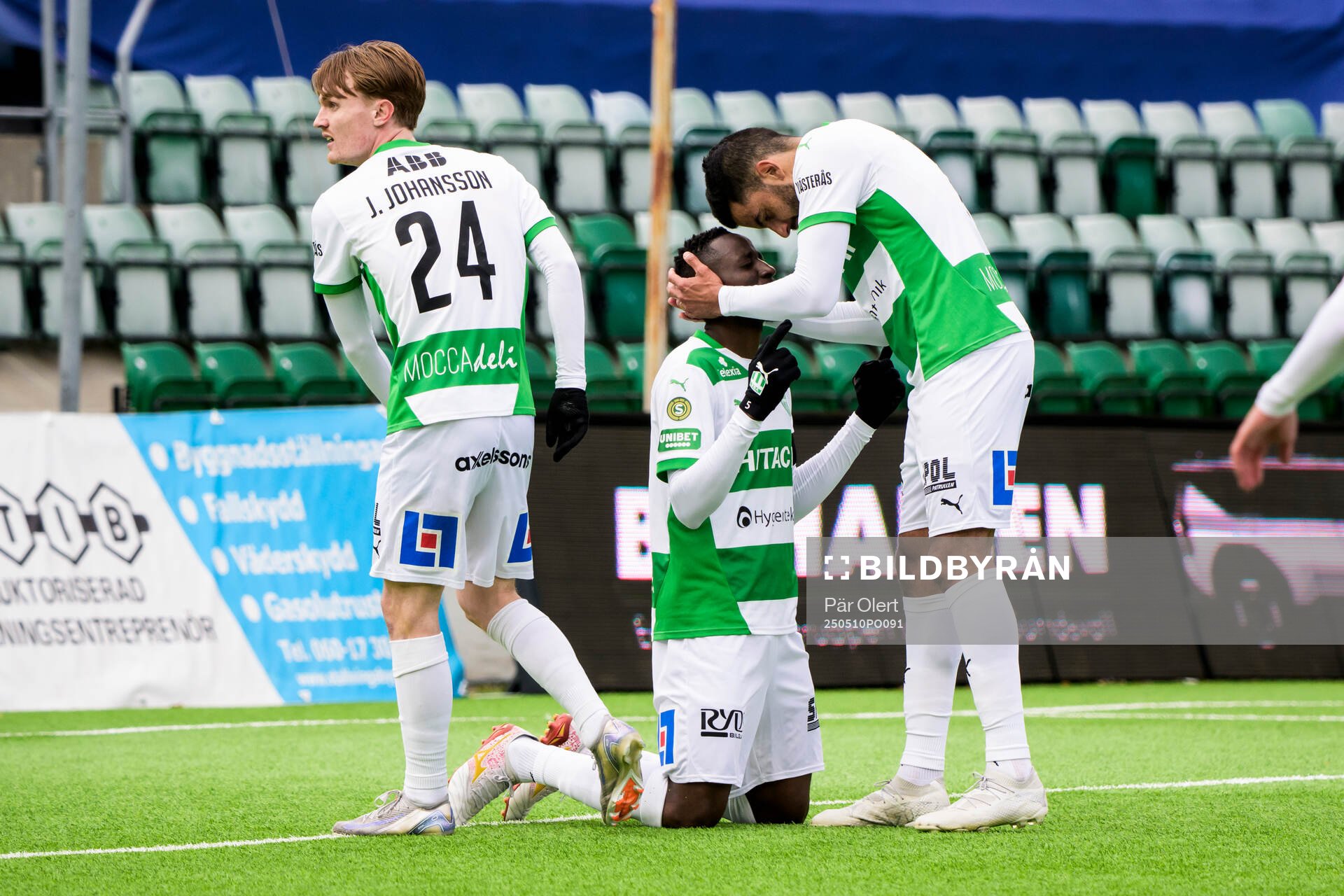 Västerås Aaron Le Forestier Banind Bibout jublar efter fotbollsmatchen i Superettan mellan GIF Sundsvall och Västerås den 10 maj 2025 i Sundsvall.